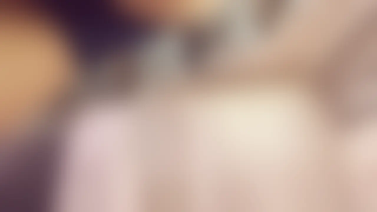 [reira 妄想#057] 見えてしまった瞬間


ふと視線を落とした瞬間、
思わず動きが止まった。

こんなに近い距離で、
見るつもりなんてなかったのに。

気づかなければ
そのまま通り過ぎたはずなのに、
一度目に入ってしまうと
なぜか視線が離れない。

もちろん、
彼女は気づいていない。

ただ、いつも通り
くつろいでいるだけ。

目を逸らすべきなのに、
なぜかそのまま
時間だけが止まってしまった。 (2/2)