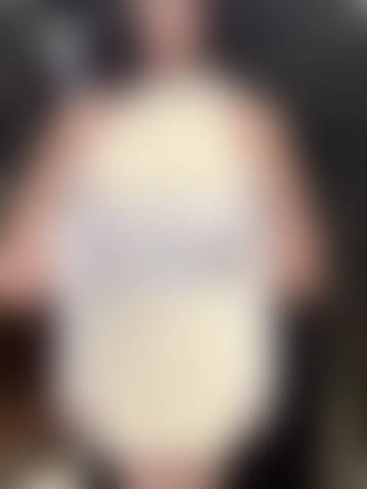 【ゴールド会員様以上向け動画】🎥
久しぶりの撮影会📸
カメラマンさんから『少しだけ服の上からでいいので触っていいですか?』と言われて、『あっ、はい』と言ってしまいました💦
色々と触られる中でカメラマンさんが後ろに周り、『もっと触っていいですか?』と…何も返事をしなかった私…返事しなかったことがOKサイン?
そこからはされるがままに♡
触り方がエッチで感じてしまいました💗
そしてさらにエスカレート
天然Jcupを露わにされてモミモミ&TKBをいじられ
最後にはペロペロTKBを舐められてしまいました
TKBは私のエッチへのスイッチ💕
この後はカメラマンさんの言いなりに…
続編を楽しみにしてください (2/2)