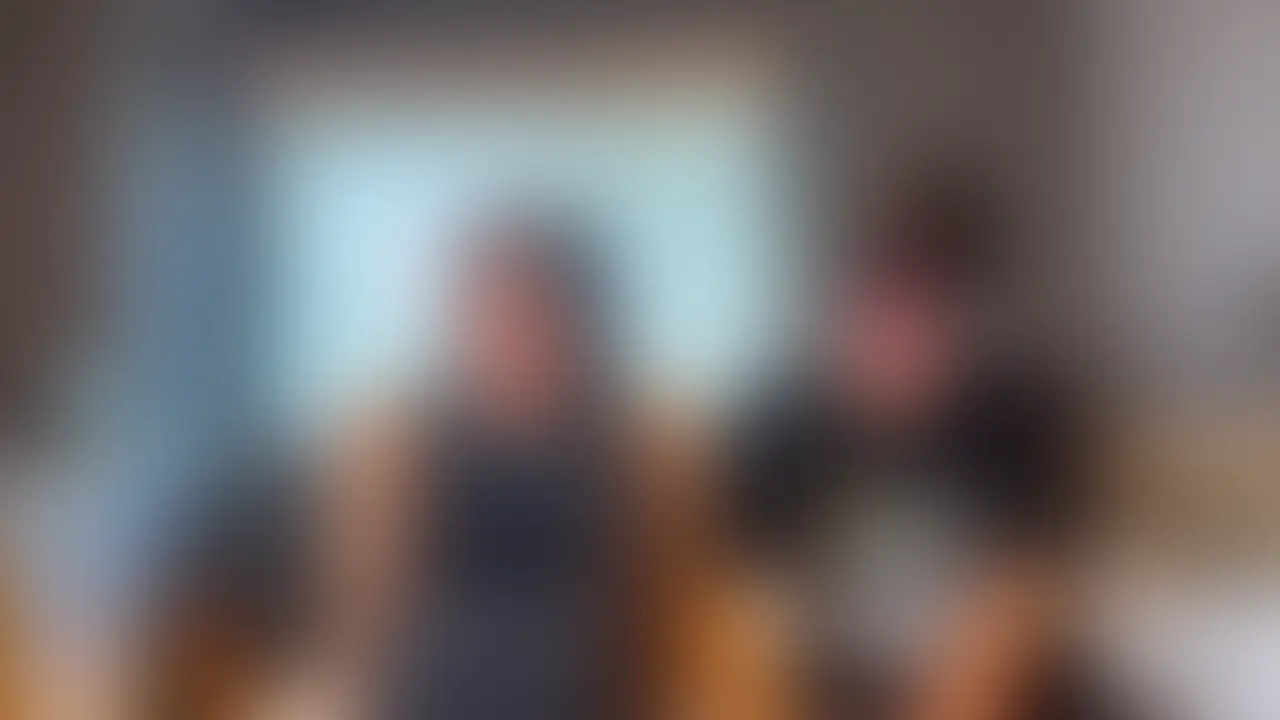 完全版
【完全顔出し|myfansが会社の先輩にバレてそして、抱かれた】
「絶対にバレることはない」
そう思っていた。
でも、ある日、会社の休憩時間に先輩が言った。
「お前さ、myfansって知ってる?
最近ハマっててさ、ある素人夫婦がマジでエロいんよ。
……奥さんの顔も見えちゃうやつ。」
知らないふりをした。
でも、先輩の目は真剣だった。
「……なんか、見たことある奥さんなんよね。」
終わった、と思った。
実はその先輩、何度か妻を飲み会のあとに家まで送っていた。
軽く挨拶するくらいの顔見知り。
まさか、そこからバレるとは思っていなかった。
そして先輩はこう続けた。
「誰にも言わんけぇ。
その代わり……一度だけ、奥さんを抱かせてくれ。」
最初は断った。
でも
「ずっとオカズにしてた」
「もう我慢できん」
「マジで一回だけ、お願い」
普段はあまり喋らないタイプの先輩。
その口から必死に絞り出すように語られた言葉には、
抑えきれない欲望が滲んでいた。
家に帰って、妻に正直に話した。
妻は黙って少し考えたあと、苦笑して言った。
「……知ってる人かぁ。怖いね、でも……バレたなら仕方ないかもね」
そして、他言無用を条件に
悩んだ末に出した、夫婦の答え。
それが、この一本です。
✍補足ストーリー
今回の相手は会社の先輩。
実は、妻の存在が myfans でバレてしまい、
その流れから 他言無用 を条件にプレイすることになった。
普段はあまり喋るタイプではなく、
会社でも寡黙で目立たない存在。
だからこそ、妻を抱いた時に見せた“豹変した表情”が、
強烈なコントラストとなって刻まれた。
完全顔出し作品/未公開作品も含む (2/2)