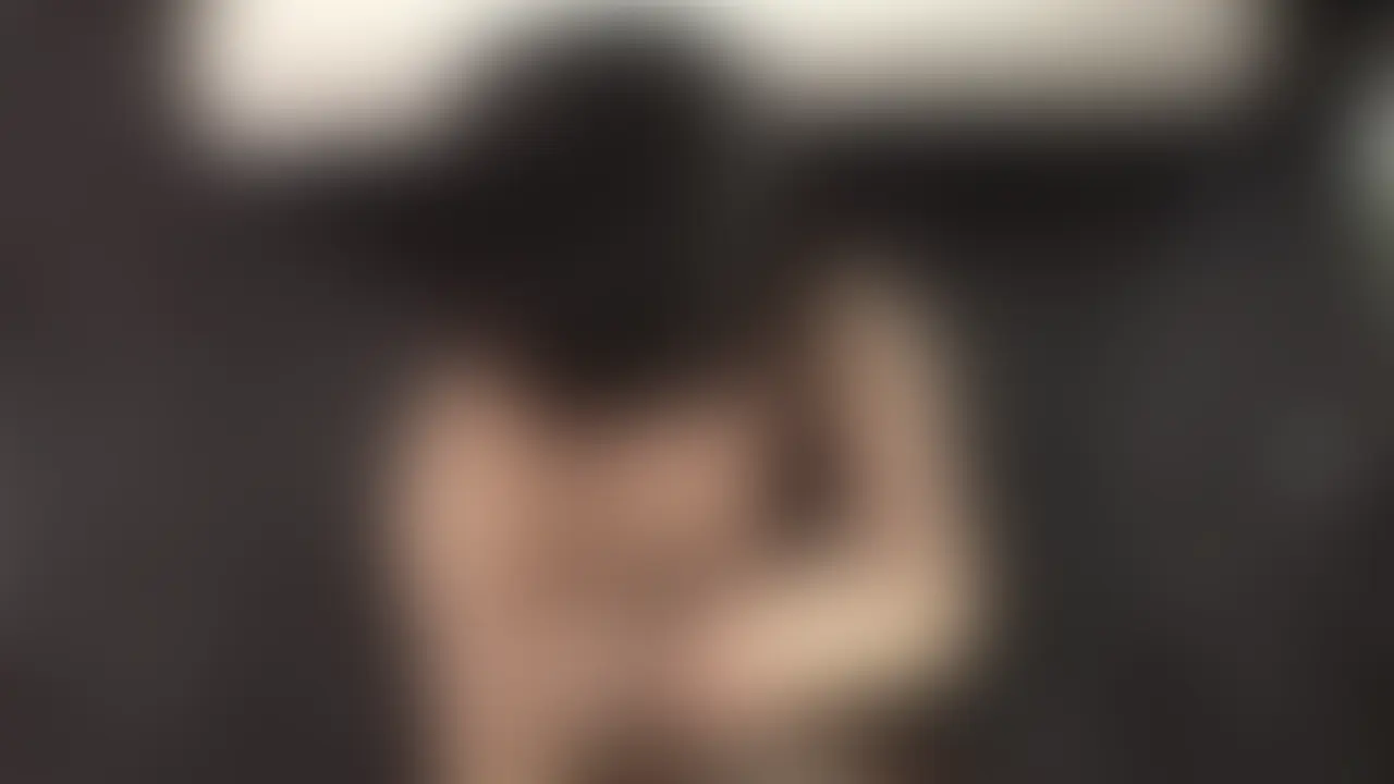 今回のヒロインは20歳の看護学生Hちゃん。
色白清楚系で巨尻&Eカップ、しかも全身むっちりなましゅまろボディで抱き心地マジ最高!(^^)!
下はもちもちパイパンでお肌もすべすべ、M気質で余計にいじりたくなっちゃうやつですw
最初から最後まで、もくもくとSEXを楽しむ姿がまた新鮮。
普段は友達とPUBGや荒野行動でボイチャしながら遊んでるらしく、リアルとのギャップがたまりません!
大きめのお尻に埋もれながら、押し寄せるエロスをじっくり味わえる一本。
気まぐれな猫みたいなHちゃん、絶対ハマりますw (2/2)