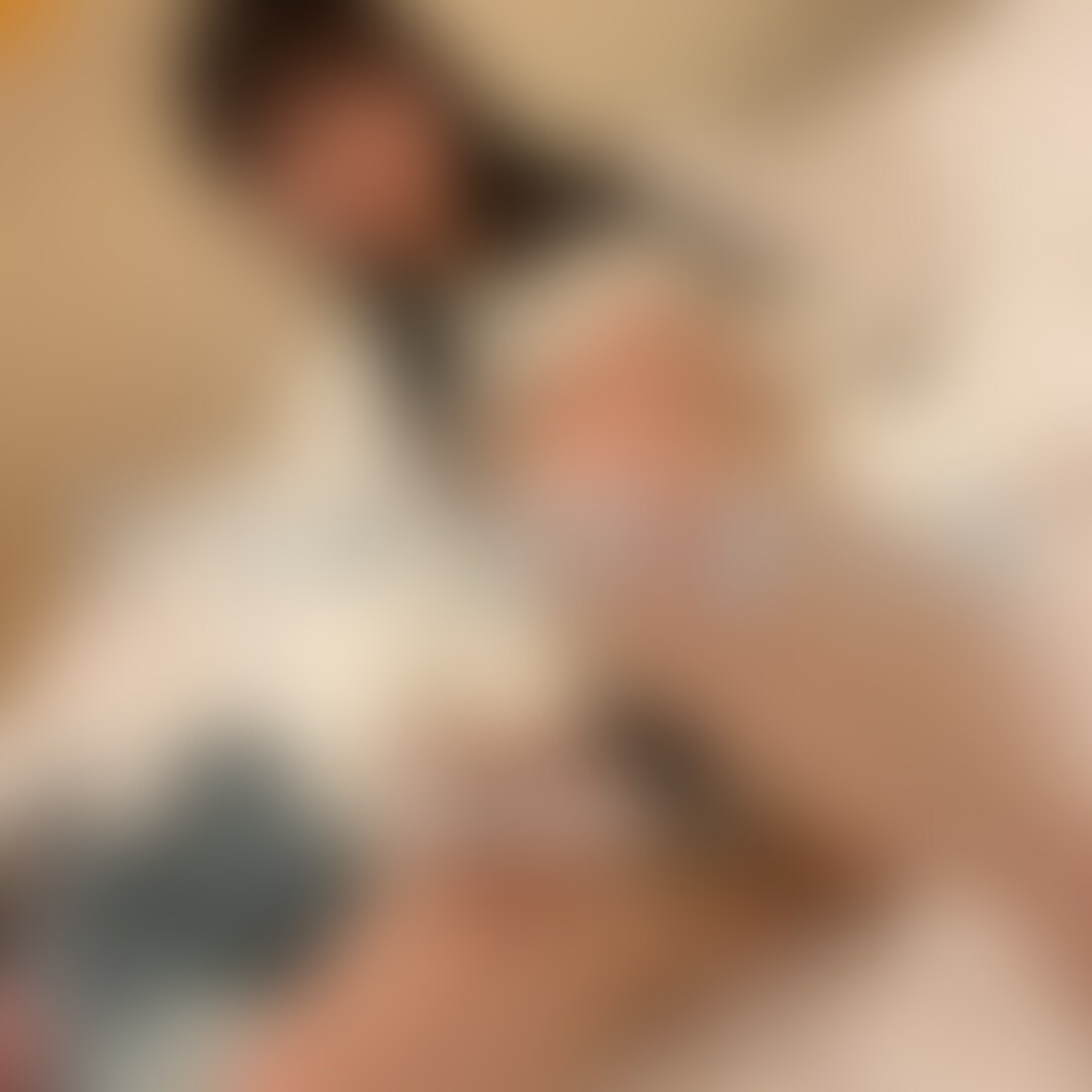 【クリが泣きました】
,,,,,,,,,,,,,,,,,,,,,,,,,,,,,,,,,,,,,,,,,,,,,,,,,,,
こんばんは( ⋅֊⋅ ).ᐟ
またまた保育士のさくらです🌸
今日はこの前の続きだよん(,,ō ō,,)
保育園でちょっぴりエッチな気分になった私は、家に帰ってきてもまだ興奮が収まらなくて…。
だって、保育士の時は「園児の前ではしっかりしなきゃ」って気持ちが強くて、今日みたいなエッチな気持ちは普段から我慢しちゃう癖がついてて…。
だから、家に帰ってきたらストレス発散!
電マを使って、日ごろ我慢していた分まで激しくオナニーしちゃいました。
クリトリスに電マを当てると、びくっとするくらい気持ちよくて…。
腰が浮いちゃうくらい、何度もイッちゃいました。
保育士の私がこんなエッチなことしちゃって、だめですよね。
でも、もっと電マで気持ちよくなりたいな…。
そんな私を見ても、まだ興奮してくれますか?
,,,,,,,,,,,,,,,,,,,,,,,,,,,,,,,,,,,,,,,,,,,,,,,,,,, (2/2)