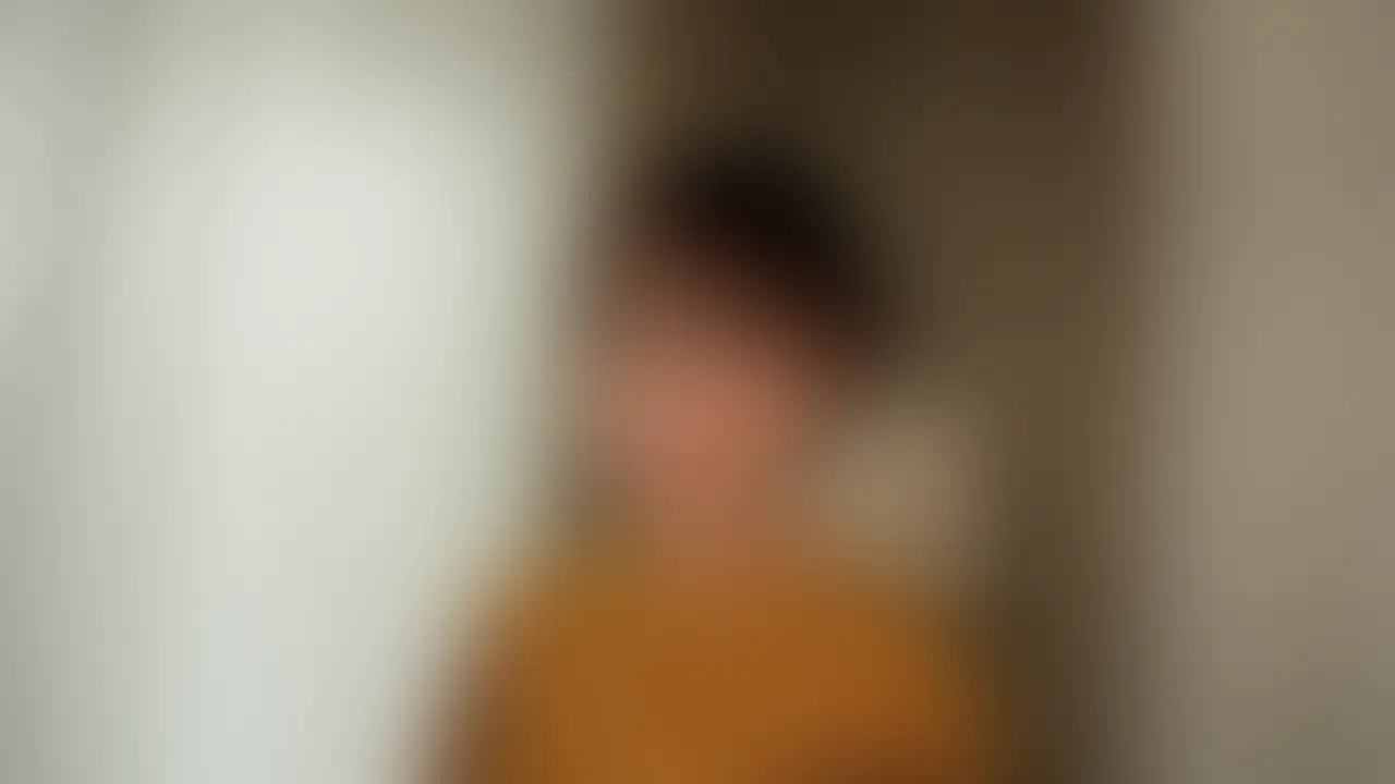 21歳の劇団員、まさに“隠れエロ”な雰囲気漂う女の子です！最初は緊張・恥ずかしさ・戸惑いが入り混じったリアクションで、あどけなさと素人感が全開！！でも、眼鏡を外した時の顔は本当にかわいくて、ギャップ満点です！清楚な空気感に加えて、体つきは意外なほどエロさがにじみ出ていて、最高でした（笑）

ベッドインした後もやや初々しくて、反応ひとつひとつが本当に新鮮で、ウブっぽさの中にじわじわと火がついていく感じが伝わってきて、キスや愛撫にも最初は控えめだったのに、だんだん快感に身を任せてくれるようになる姿はたまらないです！プレイが進むほどに、ウブな子が自分のエロさに気付いていく瞬間が見れます！！

特にバックで突いたときのおとなしくて品のある女子が思いきり感じまくる姿は最高にグッときます！照れ隠しのうなじや後ろからの喘ぎ声、全部エロすぎです！！雰囲気が良すぎて、ついついエロいムードに流されてこっちも止まらなくなりました！
この素人美人は超おすすめです！！ (2/2)