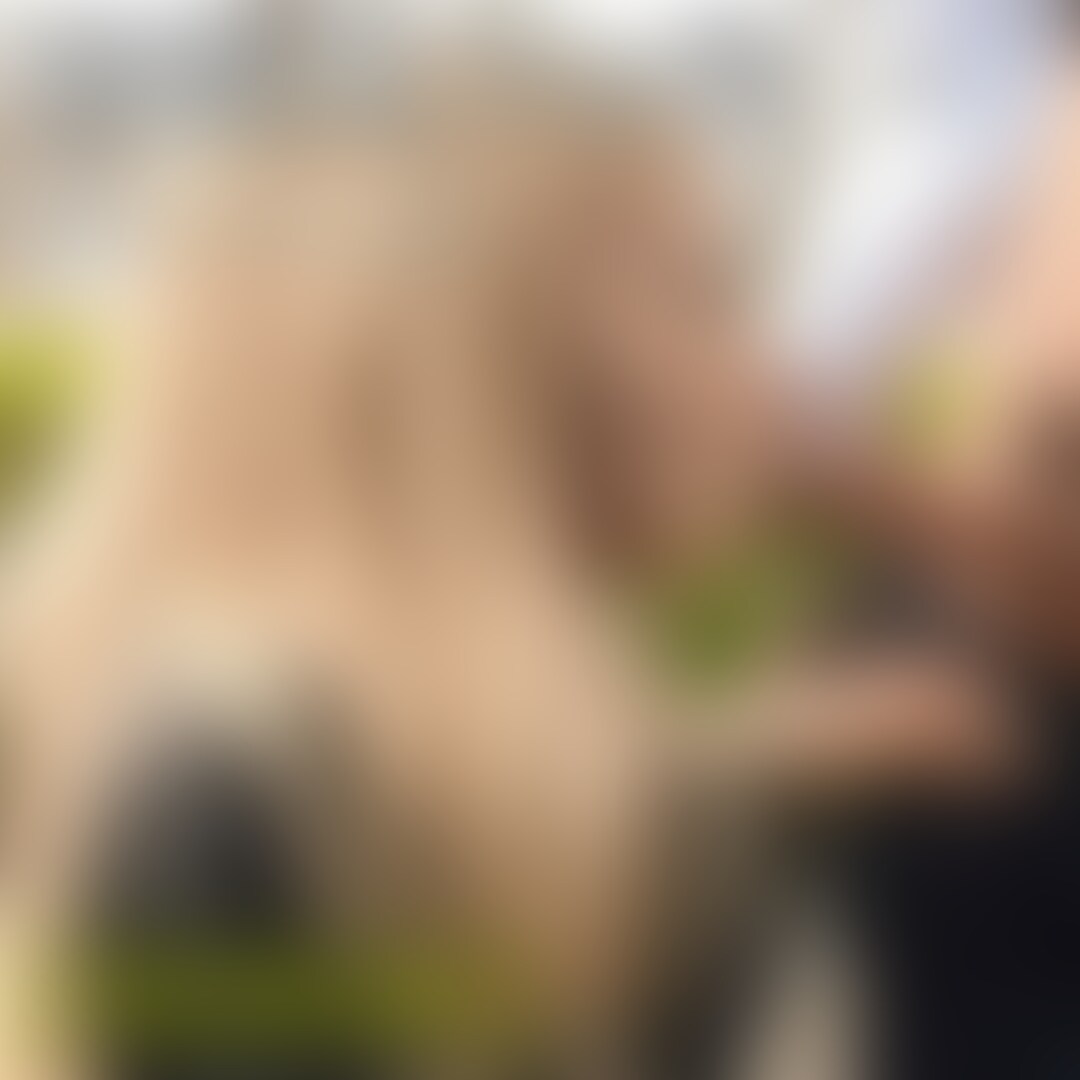 【premium】顔出し・丁寧なモザイク処理
仕事中に桜を眺めながらフェラ抜き動画です。久しぶりのお外撮影でテンション上がりました。
咥えようとしたら、人がうろうろしていたので、不倫相手にまだ待ってと止められましたが、早く咥えたくて、「見られてもいいから咥えていい?」なんて口走っちゃってましたw
やばすぎますねw
動画映えするのは顔射なんですけど、私は口の中に生暖かい精液がドクドクと出てくるのを感じるのが好きなので、今回は口内発射でいただきましたw
【撮影の裏側】
4月は、○○○の進学でバタバタしていました。でも、○○○の進学で学校に行ったりすると、意外とイケオジが居たりして、無性に抱かれたいなーと思っちゃって、性欲は落ち着きません。
もうちんぽをおしゃぶりしたくてしたくて。仕方なく旦那とセックスしたんですが、淡泊すぎて一切満足できず、不倫相手に連絡しました。
そうすると、明日仕事中に少し抜けて時間を作ってくれるとのことで、頭の中はセックスのことでいっぱいになりましたw
自然と○○○たちとの会話でも笑顔にw
「お○○○さん機嫌いいね」と言われたので、「いつもだよ」とごまかしました。
まさか、「明日の不倫相手とのセックスが楽しみ過ぎてオナニー我慢するのが大変!」なんて○○○には言えませんw
興奮状態のときは、棒状のものを食べる時についつい口の中で舌でレロレロしちゃいますw
晩御飯のウインナーは、きっちりレロレロしてからいただきました。
もちろん○○○には気付かれないようにw (2/2)