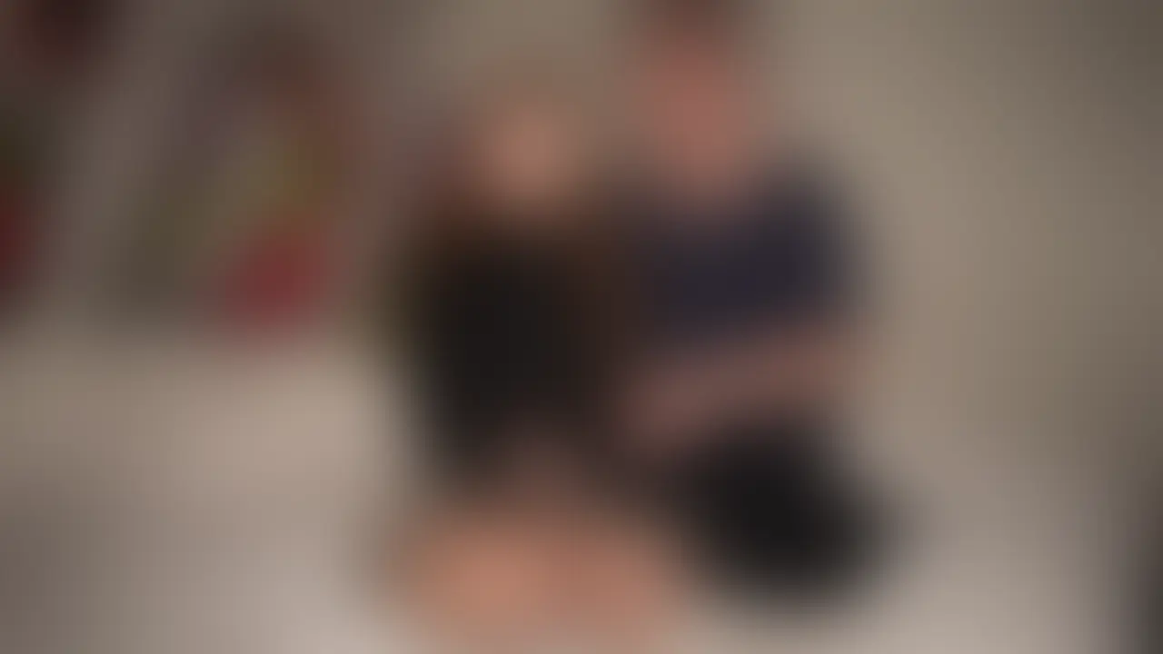 はじめに右側の「いいね♡＆保存♡」を押して応援してもらえたら嬉しいです🕊️♡
 ―――――――――――――――――――――
 ※本編はボカシ無し完全顔出しです。
 

巨根のお兄さんと斎藤さんでテレビ電話しながらバチボコに犯されてきました……。

まったく知らないお兄さんにテレビ電話の画面越しで、りおがアヘ顔したりフェラしてるの見られたり、いっぱいセックスして最後も中に出されちゃうところも全部見られてて興奮しすぎて終始ずっとアヘりながらイキっぱなしでした、、、❤️❤️


巨根のお兄さんの前ではオナニー見せつけたり、首絞められながらたくさんイカせてもらったり気持ちよくてボコボコにされちゃいました♡♡ (2/2)