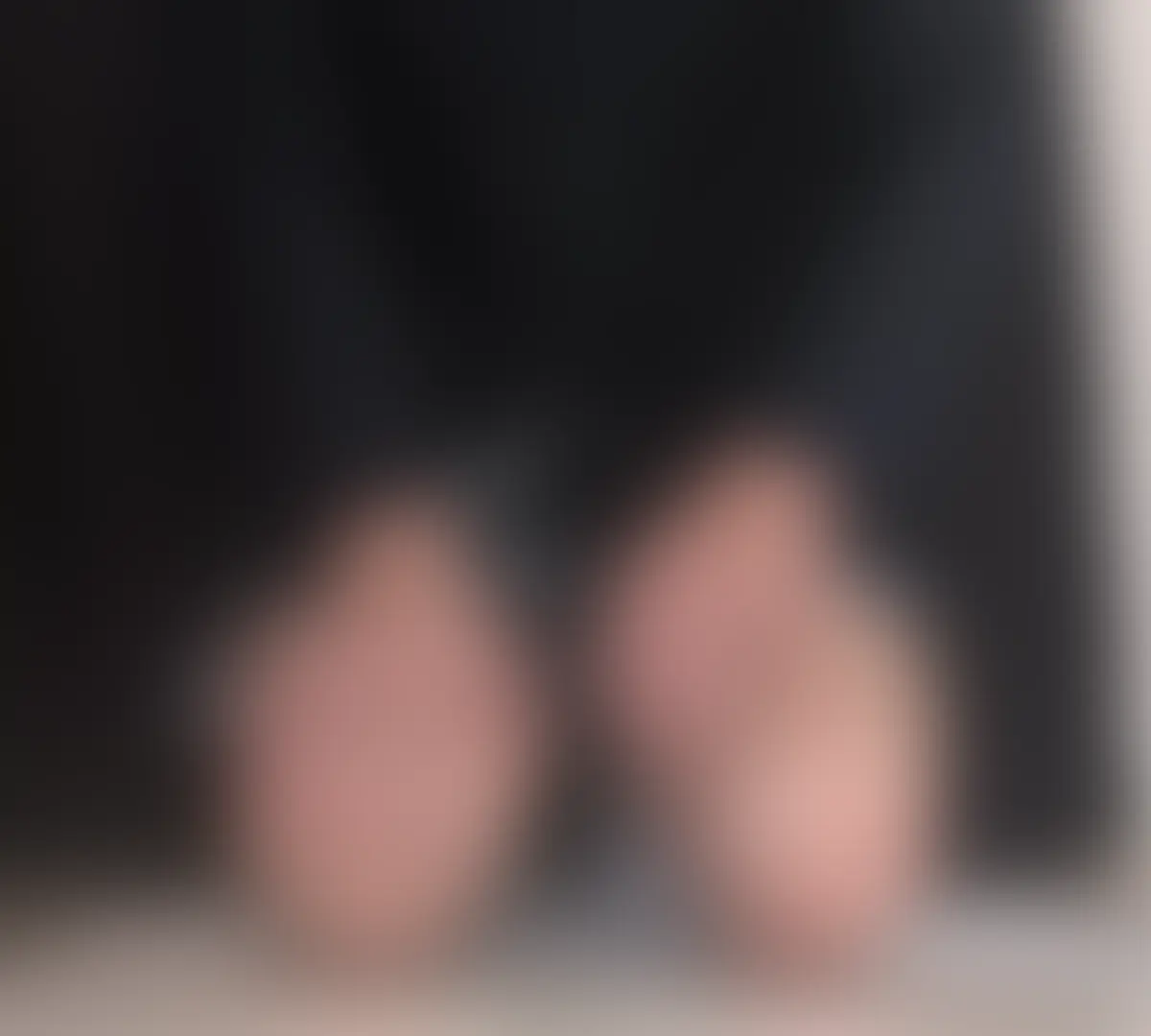 男の娘が新しい制服を買ったのを見せようとしたけど、おしっこしたくなって我慢するも、虚しくパンツ越しにお漏らししちゃう…… sample 1