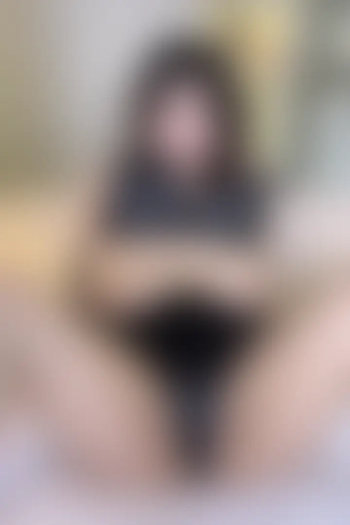 【ゴールド会員様以上向け動画】🎥
黒い私服での撮影👚
この服は、表・裏どちらでも着れるんだよ
今日は、胸の谷間が綺麗に見える方で着たよ♡
カメラマンさんがセクシーって言ってくれました
そしていつものように…
カメラマンさんからのイタズラ…
後ろから天然Kcupを揉まれ
前から舐められました💗
ベットに座らされアソコを弄られ…
最初は、パンツの上からそっと触られ
クリが勃起して濡れ濡れなのがわかりました♡
そして指がパンツの中に侵入…
やっぱり直接触られるのが気持ちイイよね💕
クリだけではなくオ◯ンコに指が侵入
オッパイ舐めながら出し入れされました…
カメラマンさんから指一本でキツイって🥰
静かに逝っちゃった♡
続編もお楽しみに♡ (2/2)