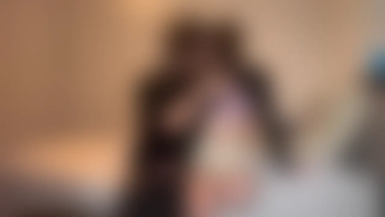 「彼氏はいらない」と言っていた港区女子が、なぜか帰りませんでした。
港区飲みで知り合った、見た目はかなり綺麗めなスタイル抜群でGカップの女の子。
服装も雰囲気も見るだけで興奮して、男に困っている感じもない。
むしろ本人はずっと、
「彼氏とかいらない」
「恋愛はめんどくさい」
「束縛されるくらいなら1人の方が楽」
そんなことを笑いながら話していた。
でも、お酒が入って少しずつ距離が近くなってくると、
強そうに見えた雰囲気がだんだん崩れてきて、
「彼氏はいらないけど、女として見られなくなるのは嫌」
「ちゃんとしてる毎日だけだと、たまに全部どうでもよくなる」
みたいな本音がぽろっと出てきて。
その時点で、空気が明らかに変わりました。
誰かの彼女ではない。
でも、自分で決めていたはずの線を、自分から越えてしまう。
この感じが一番リアルで、かなり危ういです。
今回は、そんな彼氏はいらない港区女子が、
「今日は帰るつもりだったのに」と言いながら、結局そのまま来てしまった夜の記録です。
#Gカップ
#くびれ
#美乳
#巨乳
#美女
#ハメ撮り
#個人撮影
#素人
#1対1 (2/2)