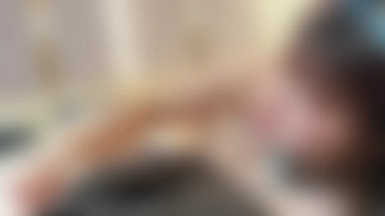 バニーガールハードSEX ♡
むっちりぽっちゃり女子Hinataが、
ずっと憧れてたセクシーバニーガールコスについに大胆挑戦！！大好きな黒光りバニー衣装に包まれた豊満ボディが、
もう我慢できないくらい敏感になっちゃってる…♡まずは乳首をねっとり舐めながらの手コキで、
Hinataの乳首もあそこもビンビンに♡
「んっ…あそこ、濡れちゃってる…」って声が止まらない！そのあとはベッドに寝かせて、
そして膝立ちで普段より激しいディープフェラ連発！
喉奥までくわえ込んで、ジュルジュル音を立てながら
さらに攻めまくります…！我慢できなくなったビンビンのおち○ぽを、
ついにずぶずぶ挿入！
大好きな衣装のおかげで、Hinataはいつも以上に乱れまくり♡
むっちり太ももを震わせながら、ガンガン腰を振っちゃってるよ…！フィニッシュはもちろんたっぷり中出し！
Hinataの中が熱い精液でいっぱいになる瞬間、
あなたも一緒に感じてほしい…♡ (2/2)