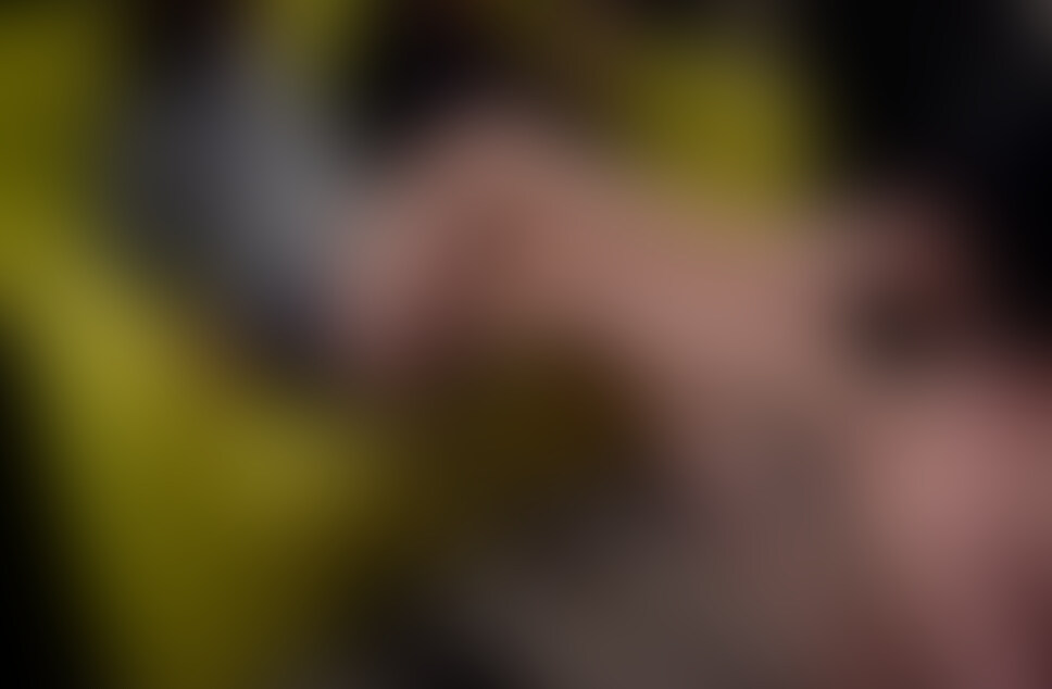 2人のドS人妻による生足M男いじめ (2/2)