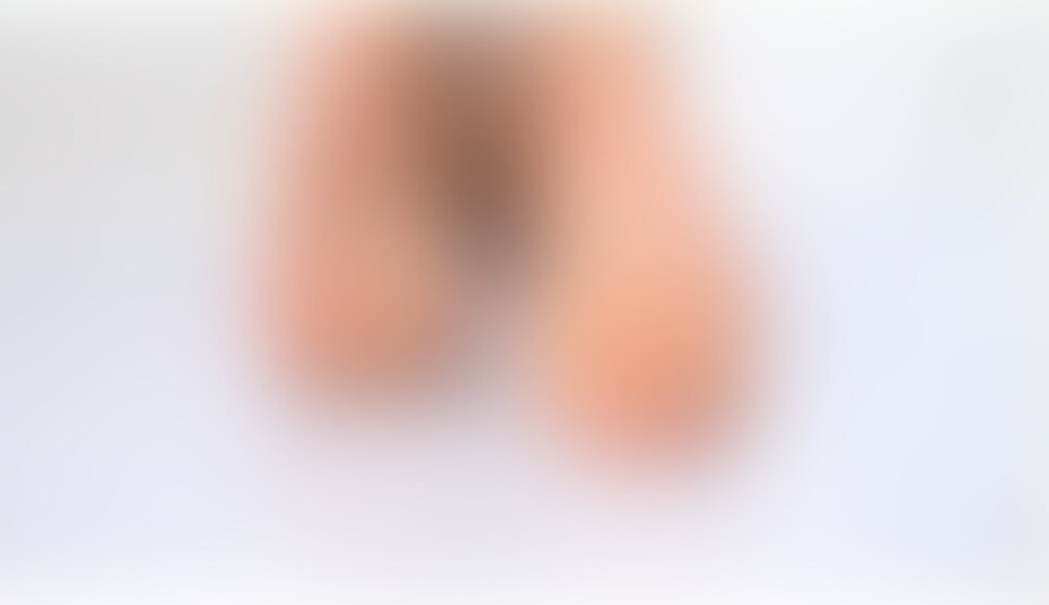 ぬるぬるの床を拭いて足の裏がヌルヌルになるナース (2/2)