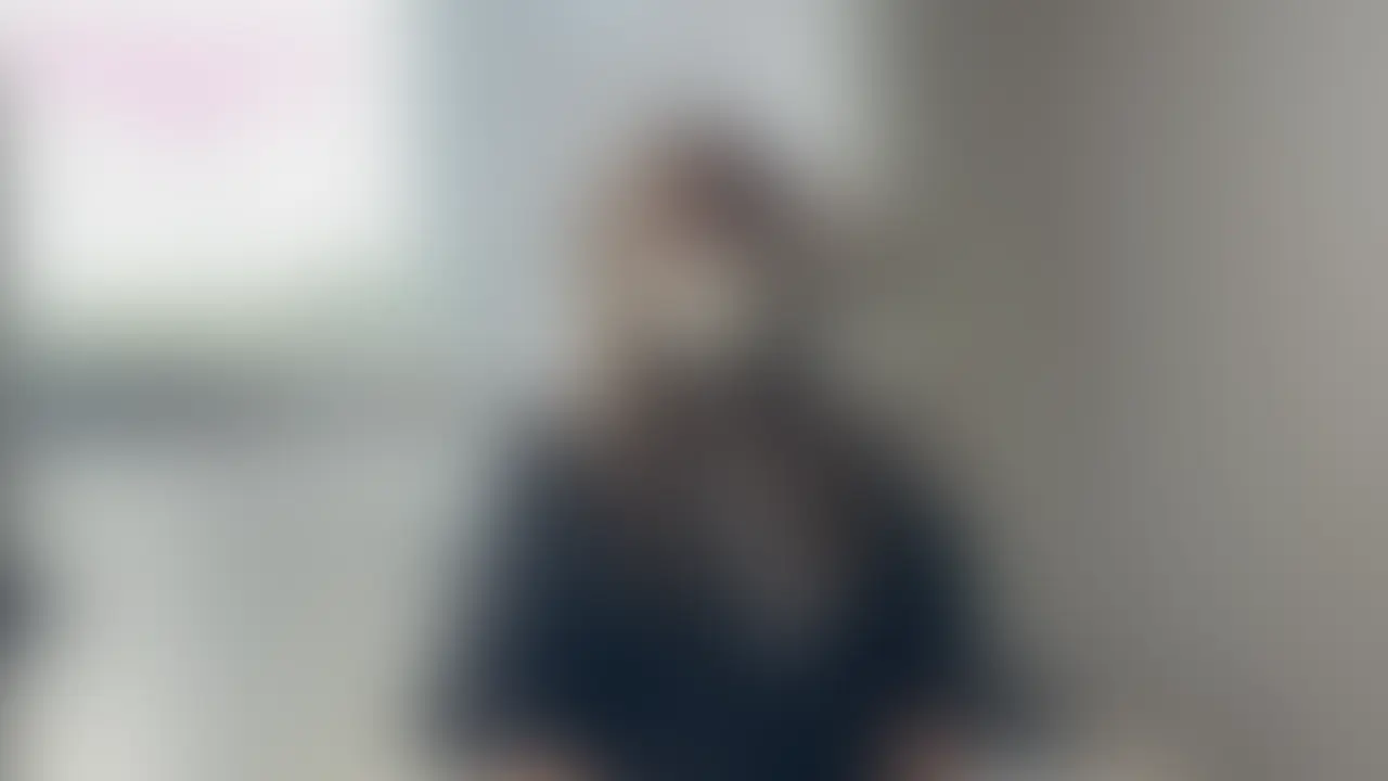 これ、演出でも何でもないリアルな話なんですけど、この日の午後、私は次男の懇談会に参加していました。

先生と向かい合いながら、息子の進路のことを聞いていました。

この懇談会の日というのは、学校の校舎に入る瞬間から、階段を上り、教室に入るまで、

「あー、私って母親なんだなー」

って感じます。

次男は、希望進路まであと一息という評価をいただき、少し安心しました。

そして、懇談会が終わった瞬間、私には大切なミッションがありました。

そうです。オナニー動画の撮影です。

いつもの作業部屋のマンションの一室で、不倫相手と待ち合わせしていました。

この日のために準備した、本物そっくりの極太ディルド。

リアルな血管が一本一本浮き出た、まるで本物のような造りのディルドです。

不倫相手のちんぽと比較してみたくて、これを使うのをずっと楽しみにしていたのです。

学校の担任の先生からは、息子想い優等生の母親。

でも、懇談会の1時間後には極太ディルドを咥える淫乱人妻へ。

撮影が始まって、マンションの階段、屋上、エレベーター、廊下など、色々な場所で撮影しました。

中でも、エレベーターの中はヤバかった。

これは、動画を見てください。

最後は、玄関の前に座り込んで極太ディルドの先端を自分の濡れた入り口に当て、ゆっくりと腰を落とし、不倫相手のちんぽとの違いを堪能します。

騎乗位で深くまで飲み込んだ瞬間、子宮が熱く痙攣しました。

そして大洪水、湖のように水没する床。

これ、さっきまで懇談会で息子の未来を真剣に話していた母親の姿です。

そして、この背徳感を抜きにしても、動画的には普通のフェラ動画やハメ撮り動画よりエロイかもしれません。

だって、この本物そっくりの極太ディルドは、あくまでも偽物だから。

偽物ってことは、いつものモザイクが不要という事です。

つまり、どっからどう見ても本物のちんぽをフェラしているのに、いつものモザイクが不要で、私の口元、舌使い、唇との境界線。すべて丸見えです。

文句なしで買いです。 (2/2)