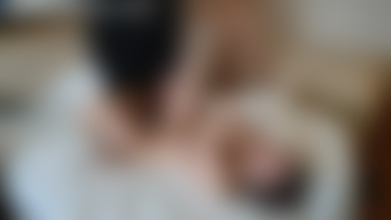 寝取られ後編
男二人のおもちゃになるアキ…
旦那の前で好き勝手にされるアキ…

デカチンを何度も出し入れされアキのオマンコはもう悲鳴をあげてます…
動物的な喘ぎ声になってしまい、また一つ変態に…
デカチンで上も下も塞がれてまさに串刺しになったときは興奮してヨシも参戦してしまいました… (2/2)