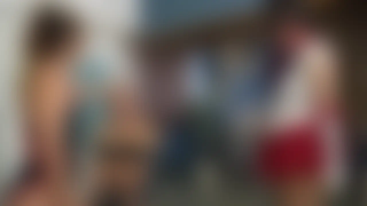 男は椅子に座らされ、水泳インストラクターの女性による罰が始まろうとしていた。
すると彼女は、よく鍛えられた腕で恐ろしいビンタを放ち、男の顔を粉々に砕き始めた。
その瞬間、美しい女性が現れ、彼を助けに来たかのように見えた。しかし、男の傲慢な態度を見て、彼女の表情が一変した。
目には怒りの炎が燃え上がっていた。偶然にも、この美女も顔をビンタするのに長けた人物だった。
二人の女性は共謀し、容赦なく男の顔に強烈なビンタの連打を浴びせ続けた。怒りを抑えきれなくなった美女は、拳を固めて男の顔を殴り始めた。
彼女の鋭いパンチが容赦なく炸裂し、男は逃げる隙もなく、次第に力を失っていった。
彼の末路は一体どうなるのか? (2/2)