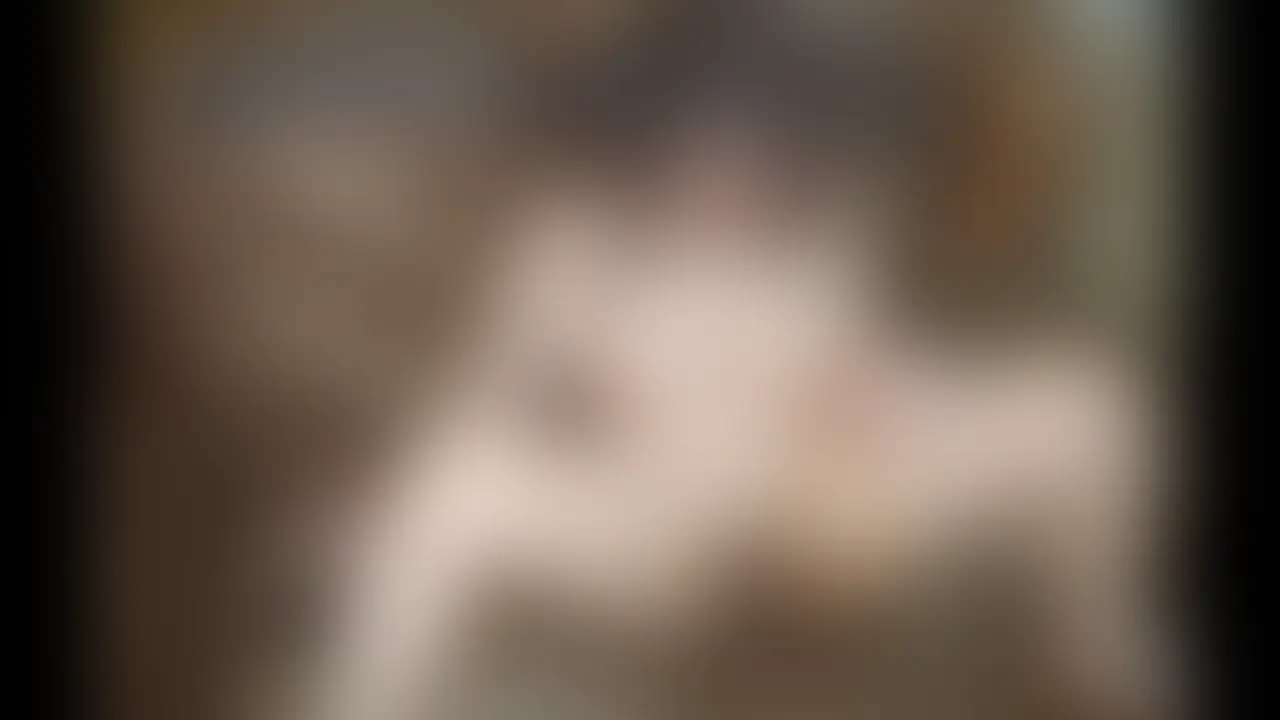 大人気Kカップ美女が再登場!道端ナンパから口車に乗せられて彼氏と電話しながら潮吹きオホ声快楽堕ち。
一度出演してすごく購入されたKカップスタイル抜群の大人気美女が再登場!
道でナンパしたばかりの彼女に「彼氏の愚痴を聞いてほしい」と言うので、おしゃれなカフェへ移動してデート気分で会話を進めました。
最初は「彼氏がいるから…私、そんな軽い女じゃないのに…」「ちょっと待って、ダメだってば…」と真っ赤になって何度も拒否してくるのに、ナンパ師の巧みな口車と容赦ないボディタッチで徐々に体が火照り始め、「はぁ…はぁ…彼氏に悪いよ…もうどうしよう…」と葛藤しながらも抵抗が弱まっていく様子がたまらない。
そのままホテルへ連れ込み、彼氏に電話をかけさせたまま本気で責め立て開始。
激しい手マンで声を必死に押し殺しながら大量潮吹き。
パンツを咥えさせられてさらに喘ぎ声を抑えきれず、ビクビクと体を震わせる姿が最高に興奮します。
電話を切った後も興奮は冷めやらず、じっくり長めのパイズリでKカップの柔らかくて大きなおっぱいにチンポを包み込まれ、たっぷり焦らされながら我慢する時間も最高にエロい。
前戯で激しく感じさせている最中、ナンパ師が「今日は入れないよ」と伝えると、彼女は物欲しそうな目でこちらを見つめ、「入れて…お願い…もう我慢できないの…入れて欲しい…」と切なく懇願。
仕方なく入れてあげると、最初は「まだちょっと…」と葛藤を見せていた理性が完全に崩壊。
激しいバックで何度も突かれると、声が低く野性的な「オホっ…オホオッ…!」というオホ声に変わり、正常位では完全に抑えきれずに「オホオオッ!!」と獣のような大声を上げながら、快楽に溺れていく姿が圧巻。
その迫力たっぷりのオホ声と乱れっぷりをたっぷり撮影しました。
↓Kカップまほちゃんの前回のハメ撮りはこちら
https://mfco.link/Cwvas1NW (2/2)
