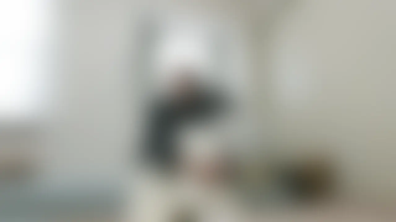 ＊動画では顔出ししています🥰
【匿名度AAA：完全匿名！】調剤やっ局やく剤師@飯田橋/人妻(36歳)/優しげ清潔感溢れるおっぱいママ/正確冷静な12年キャリアのプロフェッショナル/本性はM男を優しくトロかせて情熱的に責め溺らせる甘サド痴女/穏やかな微笑みで深く唇を重ねる濃厚ディープキス責め/キスを繰り返しながらの柔乳優しい圧迫パイズリ/清潔で器用な指先による甘く執拗な焦らし愛撫/ふわとろ密着騎乗位で優しく包み込む逆プレス/最後は深いキスを交わしながら甘く精液を搾り取る精飲エゴマゾ宅ハメ撮影

素敵な人妻さん、デリバリーします 💕

こんにちは、ど素人ポルノ@麗子です。

今回のAVごっこは
飯田橋でやく剤師👩‍🔬をされている
お友達のDちゃんのえち動画🔞です。

目を隠してても伝わっちゃう
その優しげな雰囲気と、清潔感あふれる佇まいが
印象的なDちゃん。

結構わたし、着痩せするんですよ💕

って言いながら、白衣を纏っていても
バレバレの巨乳ちゃん😍を晒しながら
日々のお仕事をされてると思うと
患者さんはもちろん、同僚の皆さんにもきっと
元気をあげてるはずです🥰

とはいえ、職歴12年のプロフェッショナル

ミスの許されない「正確さ」と「冷静さ」で
慎重に業務をこなして神経をとがらせているせいか…

お仕事が終わると途端に
タガがはずれちゃうようで

普段の完璧主義の反動なのか
恋愛やエッチは精度より情熱を求めるタイプで

キスするとしたくなっちゃう💋

っていうか

知らない人といつの間にか
キスしちゃってるんです💕

っていう奔放すぎるキス魔💋だったりします

そんな、仕事では慎重に
恋愛では情熱的に、何事にも溺れる勢いで
身を委ねるおっとり美女。

今回、そんな生涯カースト最上位のDちゃんに
プレイしてもらったのは…
私のSNSに送られてきた
個性強めなエゴマゾ男性のお宅🏠に行ってもらって
彼のワガママ全開の性癖を
すべて叶えてもらっちゃうというあの企画です✨

「撮影OKっていうことで…Dさんがオレと同級生、っていう設定で考えてきたんですよ。同窓会で久々に会ったら、Dさんは結婚しててオレはまだ結婚してなくて…（中略）一次会抜け出してオレのウチに来た、みたいな感じ。そこまで1回演ってもらえませんか」
…というエゴマゾ男のこだわり沢山の小芝居スタート！

「いやぁ酔っ払っちゃったよね。ゆな」
「…いや、私そんなに呑んでないから」
「みんな結構変わったよねぇ」
「うんうんうん」
「あいつなんか全然変わっちゃってたじゃん。あん時、めちゃくちゃモテてたのにね」
「……誰だかわからないけど、そうだね」
「……ありがとうございました。こういうのヤリたかったんです」

ひとしきり満足した彼が「オレのこと襲って脱がしてください。押し倒してください」と
お願いすれば、ここからはDちゃんのターン。
「本当は責められたいんだろうなぁっていう願望がダダ漏れなの。顔に書いてある」
「乳首コリコリだよ。噛まれたいの!?」
「私が動いてあけるよいっぱい」
「本当は昔っから私とこういうことしたかったんでしょ」
「私のこと想像してオナニーとかしてたんでしょ」
「大好きを表して。いっぱい腰振って」
「すっごい硬いよ。ヤバい。めっちゃ硬い」

なんて攻守を入れ替えつつセックスを楽しんでしまう二人なのでした💕 (2/2)