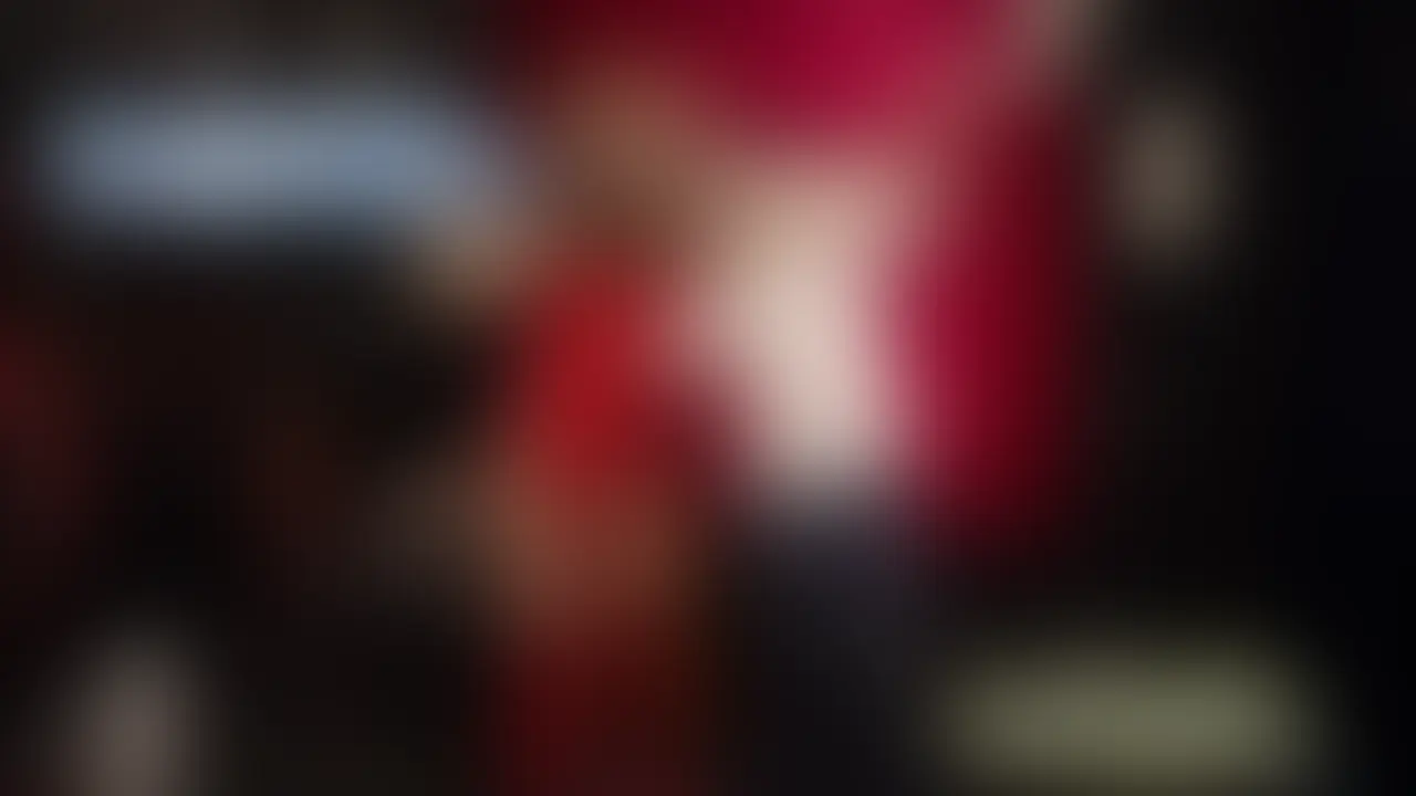 【激よわ女王様くすぐり①】
たまにいく高級ラウンジ嬢まきの店でとある別のラウンジ嬢と話す機会があった。
どうやら彼女はラウンジの他に一見さんお断りの会員制SMクラブでも働いているとのこと。
私の素性も明かして、くすぐり撮影をやってみるか誘ったところ1日考えさせてほしいとのこと。
翌朝ショートメッセージで出演OKの連絡があり予定を合わせて撮影することに。
彼女に自前のボンデージを着て欲しいと要望し、いざ着替えてもらいそこには夜のラウンジとは全く別のオーラを放つ彼女が佇んでいた。
「何見てんだよ気持ち悪いな。」
「くすぐらせてやるんだからありがたく思え!」
私のことをなじる「女王様ちか」
しかし、くすぐりを始めた途端に下品な笑いで暴れる女王がそこに・・・
なんと女王様のくせにくすぐり耐性に関してはくそ雑魚激よわちゃんだったのである! (2/2)