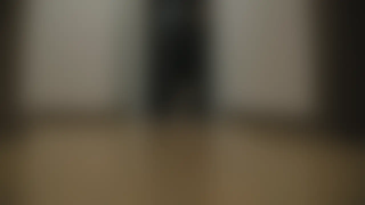 この前自宅に連れ帰った女が大変なスキモノだったんです。
無理矢理襲われたい願望があるらしく、彼氏には逆にお願いできないからと言われたのでプレイに付き合う事にしました。
玄関のカギを閉めたら即ホールド。ベッドに行く間も無く廊下に寝かせ、抵抗する彼女をビンタで黙らせチンポを咥えさせます。
気持ちが乗ってきたせいか、演技のつもりがパンツを付けるのが苦しくなるくらいビンビンになってしまっていました。
喉の奥に押し付けるようにチンポを突っ込むと、ねっとりとローションみたいなよだれがたっぷり絡まった舌と頬の肉が包み込んできます。汗と唾液が蒸発した完熟メロンみたいな甘い香りに頭がクラクラしていました。
女の方もすっかりグチョグチョに濡らして、軽く指を入れて動かしたくらいですぐイっちゃうくらいです。
はち切れそうな肉棒をしゃぶる動きにスパートをかけさせ、もう嫌がる演技もままならないくらい火照った女の胸いっぱいにぶっかけてやりました。
すっかりハマってしまったのか大量射精した後でもおさまりが付かず、結局この日は家のありとあらゆる場所で一日中ヤりつくしました。 (2/2)