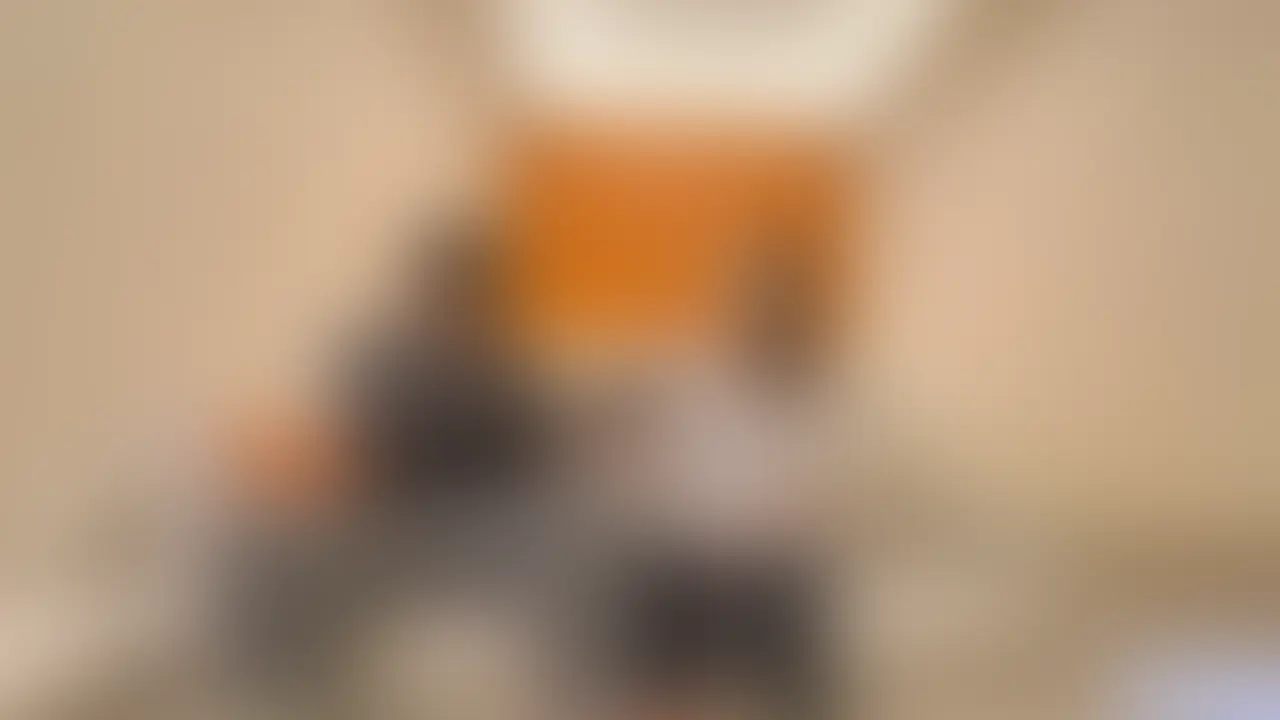 旦那と休日が被ってしまった人妻は旦那に仕事になったと嘘をついて不倫相手とホテルで一日中愛し合ってしまう🫢
もちろんそんなことを知らない旦那は妻の帰りを待っているのだろう。
不倫妻は自ら騎乗位で中出しをさせて幸せを感じているのであった❤️ (2/2)