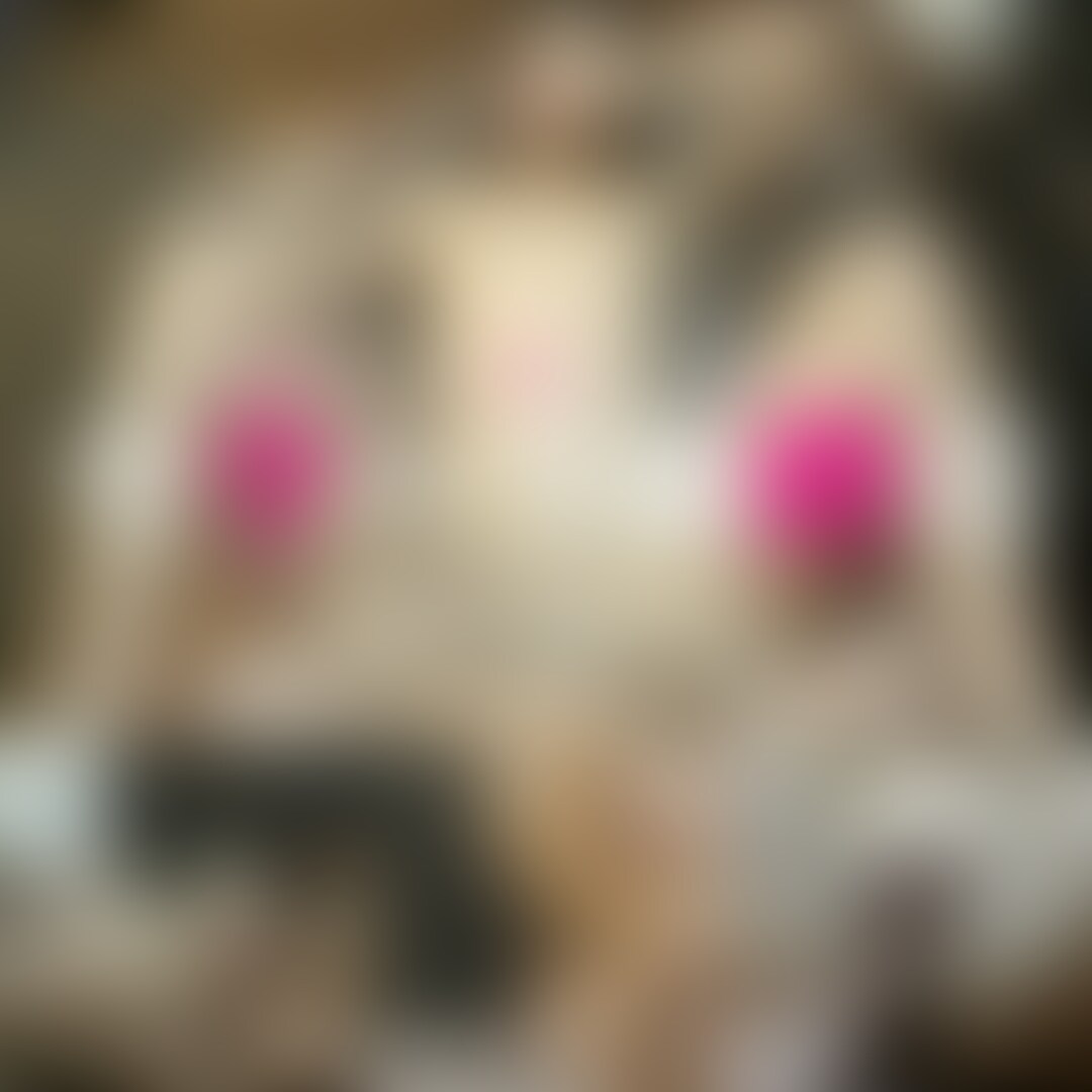 カレンちゃんのセクハラ研修最終日❤️4TB(四つん這い)研修で熟れたアワビのようなおま○この先についているデカクリへイキリ勃ったおチ○ポを執拗に擦り付けn❤️生中出し
いよいよあの有名インフルエンサーの彼女(カレンちゃん)のセクハラ研修も大詰めです。いつも通り鼠蹊部の指圧から始まり、うつ伏せはすっ飛ばして仰向け施術でスタートです。当店の場合はうつ伏せ無しでいきなりディープリンパオプションもご用意しております。
まだ四つん這いの研修してないね?って事で攻守交代して、カレンちゃんの美尻にオイルドバドバ塗りたくり、ビキニをズラして熟れたアワビのようなおま○こと久しぶりのご対面です。
やっぱり彼女、物凄いエロいおま○こしてます。
流石に4回目なので彼女も全く抵抗する事なくバイブ責めでギャンギャンイキまくりです。
たっぷり濡れたのを確認して、熟れたアワビのようなおま○この先にあるデカクリへギンギンにイキリたったおチ○ポを執拗に擦り付けます(これがめっちゃ気持ちいい…)
やっぱり生が気持ちいい!という事で最後は大量に生中出しFINISHです。
▼作品の詳細
・フレーム:1920 × 1080(公開用は1280 × 720)
・配信時間:32:39(冒頭のサンプル動画を含みます)
・動画形式:mp4
いつもご視聴ありがとうございます。
Twitter他いろいろ始めてますのでフォローお願いします。
メンエスの闇(歌舞伎町スワン)
https://twitter.com/akutokuowner
ポルノハブ
https://jp.pornhub.com/model/akutokuower
Discordサーバー
https://myfans.jp/posts/d8985d73-a1aa-4ea1-a800-660c4b82caf1 (2/2)