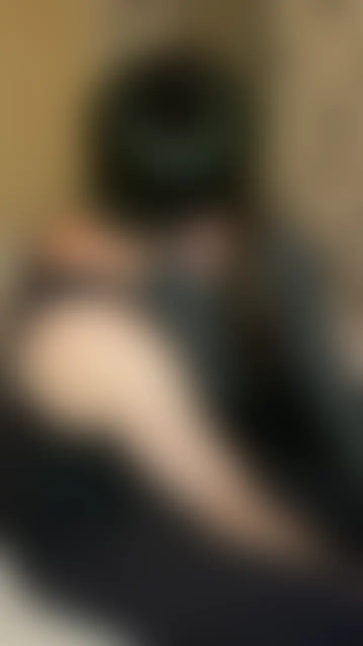 第4回NTRとなります! 今回は初めて貸し出しをしてみました! 初対面の男性2名とホテルでSEX。 彼氏が居ないところでのSEXは緊張や不安もいっぱいでしたが…いざ始まると彼氏がいない方が素が出せて変態になっていました… 彼氏も実際に見てるより 後から動画で何されていたのか見るのが興奮するようで… ここから私たちは貸し出しにハマってしまいました😂 潮ふきや巨根さん相手に乱れる愛をご覧下さい! 特殊な条件を満たしているため巨根さんのみ生挿入となっています! 他の男性から生でやられるとは… ※今回射精シーンはありません (2/2)