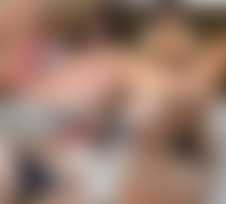 昼職女子限定外性器鑑賞会【渋谷オメコ帝国ナイト】30★「教員免許ありの女の花魁ヌード」
本映像は闇イベントの潜入動画です。
運営が開催費用を抑えるためにプロを使わず素人女子だけをSNSで求人し、もぎたて素人マンゴー撮り放題の危険イベントです。
今回は3人の素人女性がいろいろ物入りな世の中なので週末単発バイトとして身内には内緒で参戦してくれました。なんと一人は教員免許を所持しており一時は教壇にたったことのある本物教師!本シリーズにも公立女教師(巨乳)が出演しておりますが、その方とは別ですが一体日本の教育者の倫理観は壊れてるんじゃないかと心配になってしまいます。
この女性のポージングがなかなかに熱心で、オナニーも自分の世界にしっかり入ってくれてわざとらしさのないリアリティあふれるオルガを展開。いい表情をしてくれてます。
他の女性もお硬いOLさんで自分の親ほど年が離れた観客に大股開いてトーク&オナ。
非現実感あふれるイベント動画となっててます。
もちろん当カメラは最前陣取り、極上のアングルでフレッシュマンゴー狙いまくってます。
分数16分09秒 (2/2)