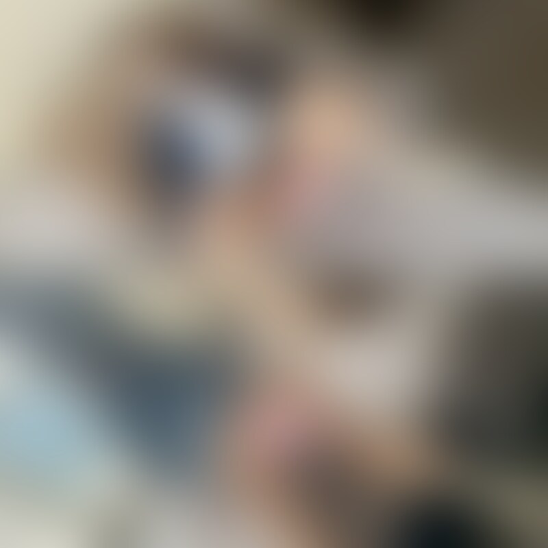 たまに僕の会社にバイトに来ている女の子なんです。
前からこの女の子の事は目をつけていたんですがなかなか2人きりになる機会がなくその日は雨が結構降っていて、チャンス！と思い女の子に
「今日もバイトなの？バイトだったら車で送ってあげようか？」
とダメ元で言ってみたらなんと
「いいんですか？！送ってください！」
と言われ、すぐ迎えに行きましたw
女の子を車に乗せてからわざと遠回りし、最近の話などいろいろ聞いていましたw
結構金欠らしく、コンビニのバイトも増やそうか悩んでいると聞いたので
「それだったら、まだバイトまで時間あるなら俺の家に寄ってエロいことしない？笑誰にも言わないんだったらお小遣いあげるし」
と言ってみたら少し間が空いて
「わかりました。」
と交渉成立！笑笑
僕の自宅に到着し、ベランダから外を眺めていたのでその場で撮影を開始し今日履いてる下着を見せてもらいましたww
かわいいピンクの下着ですねww
ノリでその場でパンツを下げて、スカートめくりあげてもらいますw
なんと！！めちゃくちゃ綺麗なパイパンです！！剃り跡も全然ない位きれいですね！！
リビングのソファーに移動し、開脚させたり四つん這いにさせたりしてみます！
恒例のおまんOチェックしてみます！綺麗なおまんOですねwww
その場で指を入れたりしてみましたww
その後はそのままバックの体制で挿入開始ですww
めちゃくちゃノリのいいギャルで、話しながらセックスしてますwww
最後は正常位に体制をかえ、そのままいろんなアングルで撮ってみましたwww
面白いことに、いつも彼氏とは中出しと聞いていたので、これはいけるかな？ww
と思い、無断で中で出してみましたwww
怒るかなー?と思いましたが何も言われなかったのでヨシとしますwww (2/2)