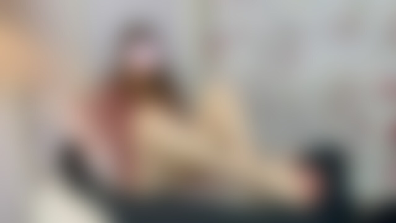 Rookie office worker practice foot job with long legs. She is embarrassed and looks at the camera many times.
Foot size: 23.5cm (2/2)