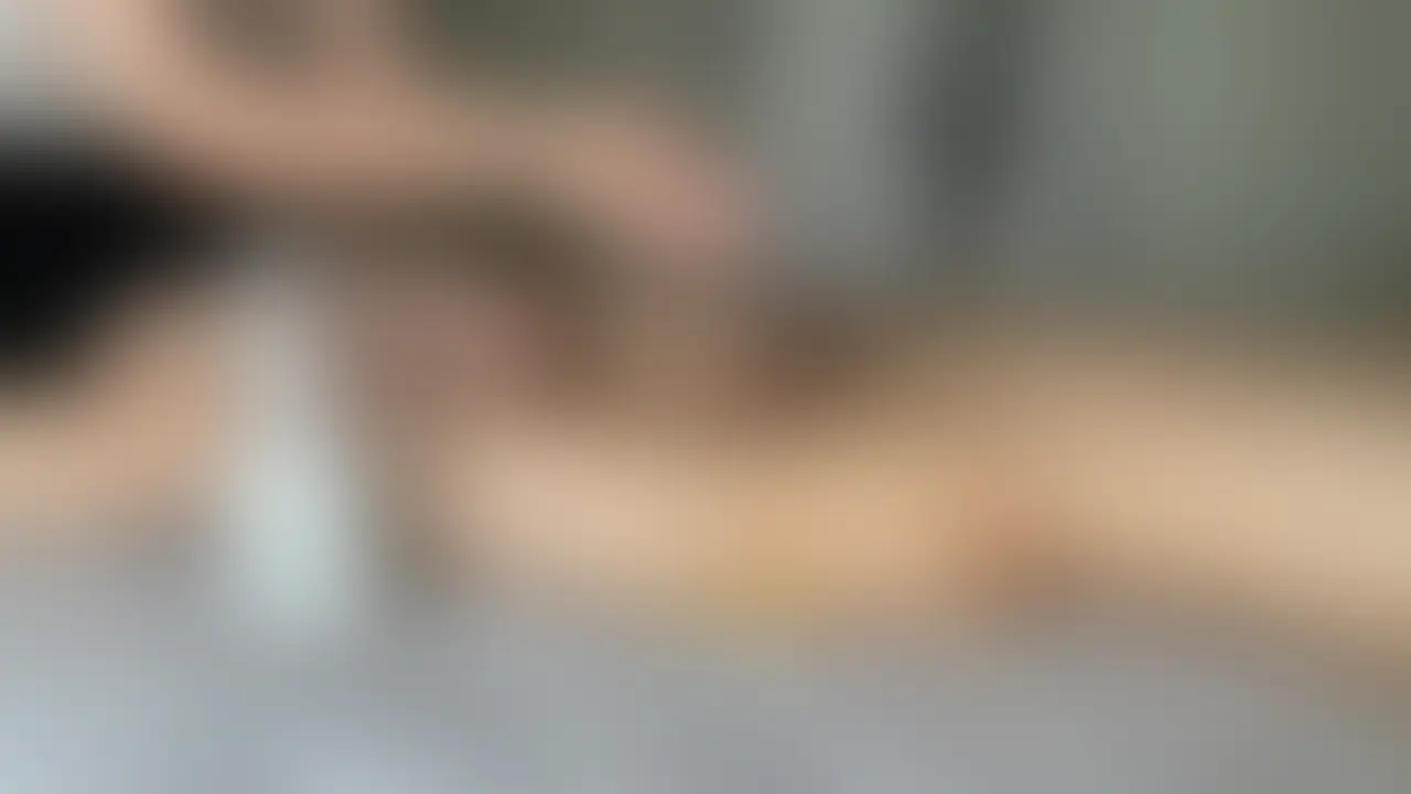 スタイル良いМ男わんこに亀頭責めで分からせる♡
いっぱい寸止めして先っぽ捏ねくり回して射精管理楽しすぎた🤭
身体痙攣させて壊れちゃったね?
おちんちんもドクドクして熱くなってギンギンに🥺
根本掴まれて亀頭責めされるの苦しい?♡
もっと悶えさせてあげる♡
腰浮かせてビクビクさせて可愛すぎるのよ🤦♀️
もっと声聞きたいからいっぱい鳴いてもらう♡
私に寸止めされて意地悪されてしごかれて幸せでしょ?
射精できないから永遠快楽だけが襲ってくるの苦しい?
早く射精して楽になりたい?
ほら、じゃあ激しくしごいてあげるから射精しな?
イけイけ🍼♡
大量に射精させて骨抜きにしてあげた🫢
もう既におちんちんこきこきしたい🥺 (2/2)
