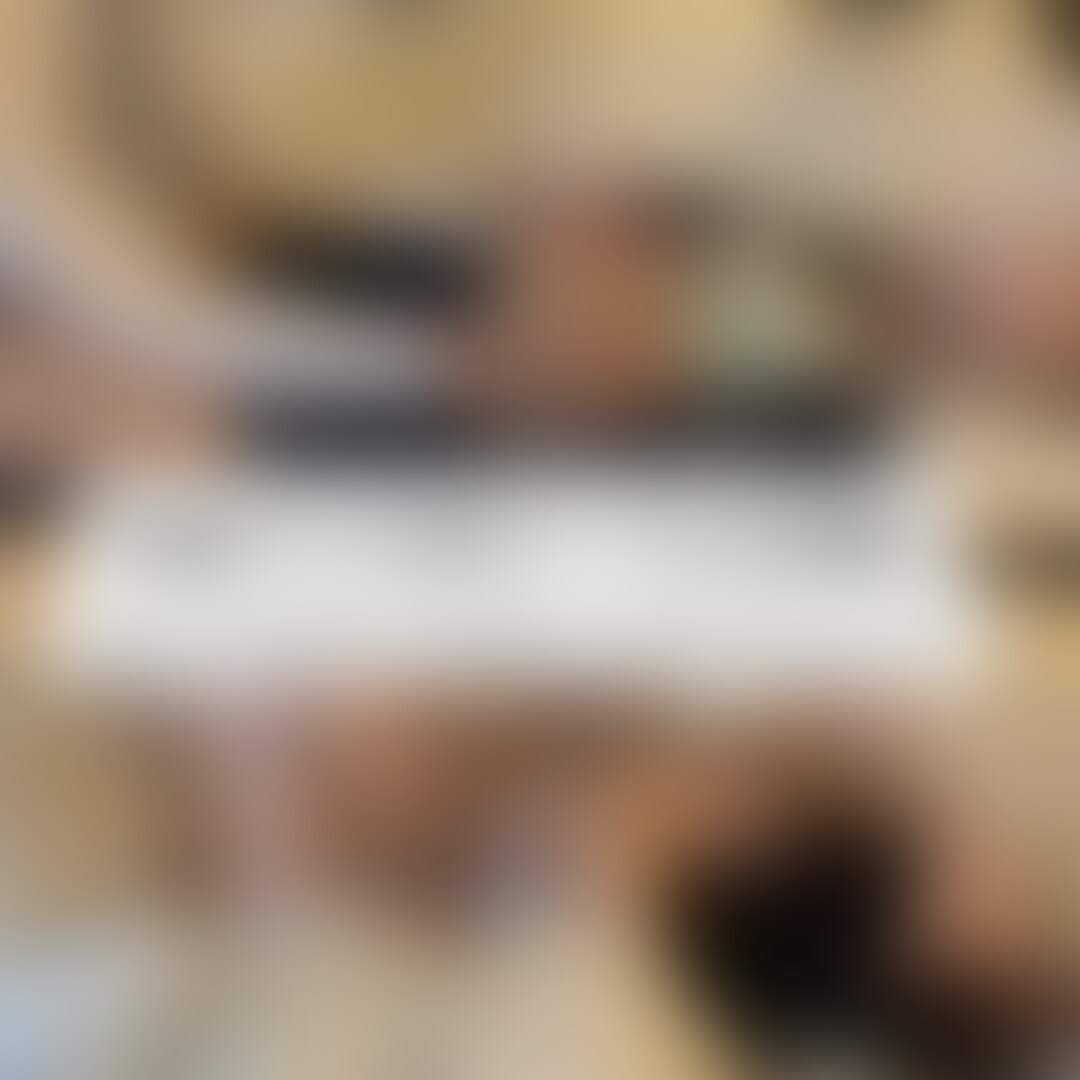 【以前の○○○動画はこちら】
・超敏感マゾの○○○束○○○セックス
https://myfans.jp/posts/272c1bce-a4af-4e69-88af-707e356d2448
・催○堕ちさせて触手責め○○○セックス
https://myfans.jp/posts/eb889e34-fdb6-4da7-9834-99515b2af68e
・制服コスで快楽漬けセックス
https://myfans.jp/posts/ea0eb3a1-f25d-4ae4-b244-5853bc30d0fb
サキちゃんとの○○○セックス。今回は制服を着せて外で軽くデートしてからホテルに連れ込んで○○○してやりました。制服×スーツのままホテルに入るのは寒い時期だからこそ出来るやつですね(╹◡╹)
今回は延々と焦らし寸止め○○○を仕込んであげました。前戯の間、トロトロになるまで気持ち良くはしてあげるけど絶対にイク事が出来ないように○○○をかけて、普段なら何されても即イキしちゃう催○状態のサキちゃんが、今回は何をされても中イキ出来ない、という非常にしんどい状況に追い込まれながらアヘっている様子を楽しませて貰いました🥰
後半は生ハメからの即イキをさせた後、普段の優しい言葉責め・快楽責めではなく、強い言葉・乱暴な責め立て方でのアクメ地獄に堕としてやりました。普段の優しいセックスに慣れたサキちゃんが、乱暴な言葉遣い&頭を押さえ付けながら乱暴に膣奥を抉られるようなセックスでアヘ堕ちするの、なかなか面白い現場でした🙃
『あぁ、サキちゃん本当はこういうのが好きなんだなぁ』という新しい発見があって、今後もまだまだこの子の身体を楽しめそうです🥰
動画の中では『完全顔出しで晒すからな』と言われ、それを受け入れながら許しちゃうサキちゃんでしたが、流石にそれは可哀想なのでここでは公開はしません。というわけで今回はこちらだけの公開です😌
どうしても完全顔出し動画を観たいという人は……メッセージとかでコッソリ相談しに来てください(笑)
残念ながらサキちゃんは暫くプライベートが忙しいので、次の出演は少し先になると思います。また次会った時はたっぷりハメ撮りして可愛いお顔を晒させてやろうと思うので、ゆっくりお待ちいただけると嬉しいです🥰 (2/2)