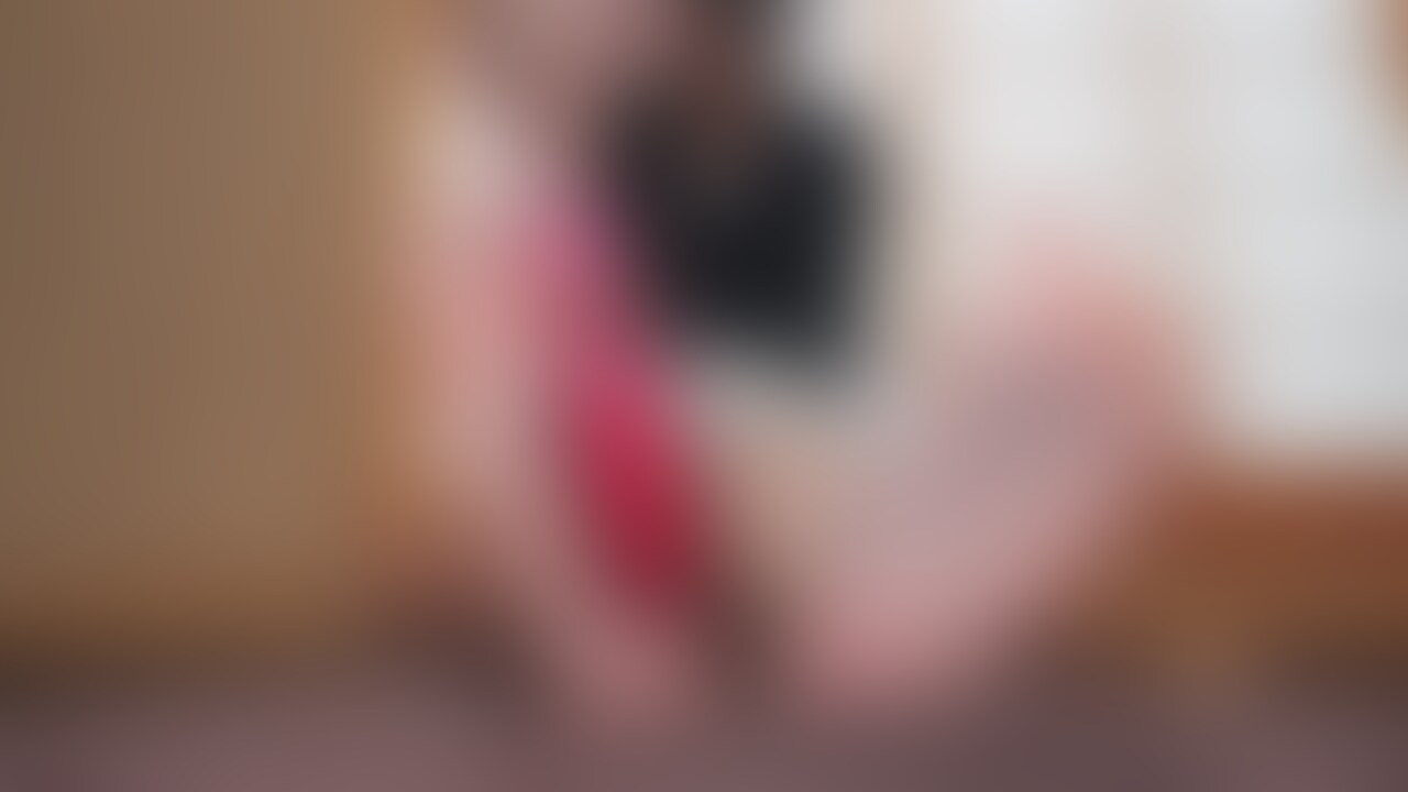 足裏屋と申します。

素人女性をSNSや街中で声をかけて出演してもらっています。

今回の女性は30歳、専業主婦のCHIKAちゃんです。

今回の動画では足裏オイルマッサージと足裏くすぐりを受けてもらいました！

専業主婦のCHIKAちゃんは刺激を求めて足裏撮影に来てくれました！！

まずは足裏オイルマッサージで足裏をほぐしていると、健康なのか痛さをあまり感じずに気持ちいい感じが漂ってきます。

足裏くすぐりに入ると、マッサージとはうってかわって大爆笑で大きな口を開けての大笑いを見せてくれました！
撮影は初体験で楽しく出来たと、また来たいと言ってくれたので皆様足裏是非いっぱいみてあげてくださいね♪

＊動画情報

時間：11分17秒
フレーム：1920×1080　FHD
ファイル形式：MP4
ビットレート：15M

＊注意書き

・出演女性はすべて成人しております。

・この作品はオリジナル作品として販売することを目的として製作しています。

・作品はオリジナル作品であり第三者に提供、販売等の行為を行うことはいかなる場合も禁止します。

・無断販売、無断転用をした場合は法的処置をとらせていただき、損害賠償請求を致します。 (2/2)