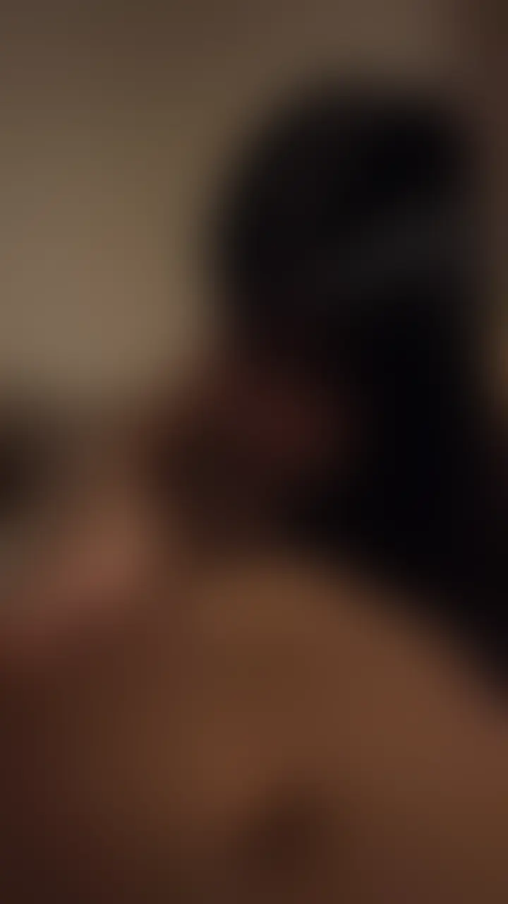 いきなり勝手に撮られた完全プライベートの生々しい中出しハメ撮りセルフ流出💦💦
※かなり昔の動画なので画質や音質など少し悪いですがこれがリアルです。
私みたいな素人の生々しい流出動画が好きな人はたぶん刺さりまくると思います💓
この動画は超濃密えちえちコース限定動画です😌
皆さんご存じの通り、えっちな動画を研究して作るのが大好きなかのんですが
カメラや映りを気にせず単純にえっちだけに集中するのも好き、、、💓
今回の動画はそんなときに急にスマホで動画撮られたときの動画です😳
もちろんプライベートなのでマスクつけてないし、すっぴんだし、髪もぼさぼさで、下着もそんなに可愛くないし、、、、、
何より下のお毛毛が、、、、何も処理してないんです、、、😢😢😢
そんなこんなで公開するのは恥ずかしすぎて
いつか投稿しようかな?それとも削除しようかな?
って迷いつつずっとデータが眠っていたものです、、笑
そんなことで削除??って思うかもしれないけど
女の子としてはどれもとんでもなく恥ずかしすぎることです、、、、💦💦
でも、個人的には生々しさとかリアルさがお気に入りで
たまに思い出してはおかずにしていました(なんのおかずかは言わなくても、、、ね?
もうかなり昔だし思い切って見せちゃえ!!!!て思って勇気を出して編集しました、、、😎😎
フェラ、触りあいっこ、騎乗位、正常位、中出し
とシンプルな内容ですが
撮られないように顔を隠しながらも気持ち良さを我慢できずイキまくるかのんを見てくれたら嬉しいです💓
今日もかのんと一緒にたくさん気持ち良くなろうね😳💕💕
たくさんたまったせーしかのんで全部ビュッビュしてほしいな…??💓 (2/2)