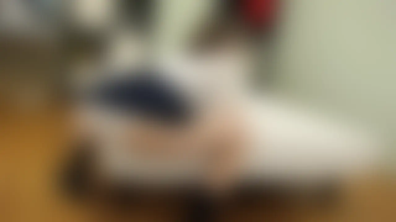 姪っ子角オナニー【早退した姪の部屋を覗いたら取り憑かれたように腰を振っていた】
私は兄家族の家に同居するニート43歳です。
姪っ子も年頃で刺激の少ない私の生活に彩りを与えてくれる貴重な存在です。
この前、早退した姪がなんとなく心配になり部屋を訪れドアの前にたつと苦しげな声が漏れてきたのです。心配心で部屋を覗くとなんと、オナニーらしき行動をしてたんです。
角オナニーっていうのでしょうか?ベッドの角に一心不乱に股間をこすりつけ騎乗位のように腰を振っているのです。当初下着は着用していましたが刺激が足りないのかパンティを脱ぎ去り直当てでこすります。すごく激しい腰のストロークで私も震えたほどです。
乳房も自分で揉んで、夢中になっている姪に私も昂りを禁じえません。
年頃だとは思っていましたが、女性がオナニーをするという真実を私は都市伝説くらいにしか思っていなかったのでこの一見は私の脳裏に深く刻まれる出来事だったことには間違いありません。
分数10分10秒
映像サイズ 1920×1080 (2/2)