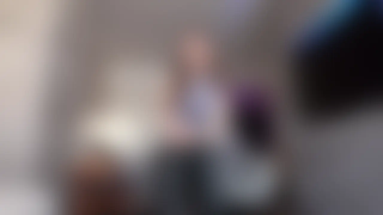 【彼女の悩み】
身長170cmを超える街中でも一際目立つ超美貌の28歳。アパレルショップで週3回バイトをする人妻さんは、結婚1年半で「新婚ホヤホヤ」の絶頂期のはずだった。しかし現実は、年上の平凡な旦那と安定だけを求めた「平凡すぎて刺激がない」退屈な毎日。特に夜は約1年間、セックスレスが続き、その美しい体を活かさない現状に「勿体ない」という焦燥が募っていた。「刺激が足りない」という切実な欲求不満を抱え、彼女は実家に帰るという嘘をつき、旦那の目を盗んで撮影スタジオへと足を踏み入れた。
【撮影当日】
笑顔で談笑し、緊張を隠さなかった彼女。だが、男優に身体を触られ始めると、次第に「はぁはぁ」と息が荒くなり、目は潤み、人妻の顔つきから「メス」の表情へと豹変する。ランジェリーが映える高身長スレンダーな体型と、美くびれ、ピンクの乳首に張る巨乳は、見る者を圧倒する。ぷっくりしたエロい唇と上目遣いでねっとりとした凄テクのフェラチオを披露。パンティをずらし、触られるま●こはすでにぬるぬる・グチョグチョで、受け入れ体制は万全だった。
【最後は】
欲求不満が限界に達した彼女のま●こに、デカ●ンが挿入された瞬間、「んぅッ…あっあぁッ!すごい、気持ちいぃッ!!」と、一段階大きな声で喘ぎまくる。締め付けが強く、快感に全身をビクビクさせながら、様々な体位でイキまくる。シーツがぐしょぐしょになるまで潮を吹き、我を忘れて乱れ始めた彼女は、自ら腰をくねらせ、ち●ぽを擦るどすけべなケツバックで男優を最高の射精に導いた。2回戦目はさらにエロいランジェリーに着替え、濃厚なSEXを繰り広げ、朝までヤリまくりの爆発を続ける。
【人妻の結末】
普段は「安定」を求めた平凡な生活に甘んじていたが、その美しさと性欲は決して消えることなく、男優との背徳の関係で完全に解放された。実家に帰る嘘をついて来た彼女だが、この一夜で「結婚楽しくない」という悩みは、一時的ではあるが強烈な「刺激」で埋め尽くされた。彼女は再び平凡な新婚生活へと戻りながら、あの日のランジェリー姿と激しいSEXの記憶を心の奥に秘め、静かに、しかし確実に「欲求不満」の炎をくすぶり続ける人妻へと変わった
#不倫 #人妻 #NTR #ぶっかけ #巨乳 #中出し #募集中 #素人 #個人撮影 #乱交 (2/2)