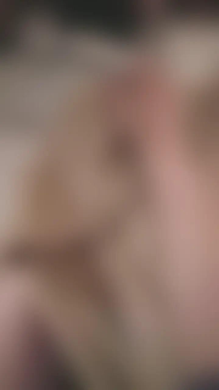 【寝ている巨乳人達の服をめくってイタズラ。乳首を好き放題舐め回し😋】
昨夜、人妻みかさんとセックスしてぐっすり就寝。僕の方が先に起きました。
みかさんのおっぱいしゃぶりたくなったので服とブラをめくって巨乳とご対面。
ふかふかぷよぷよのやわらかプリン🍮おっぱいを好き勝手いじって吸わせていただきました。

乳首で感じて起きてしまったようなので、この後は朝勃ちチンポ生挿入して中出ししました。 (2/2)