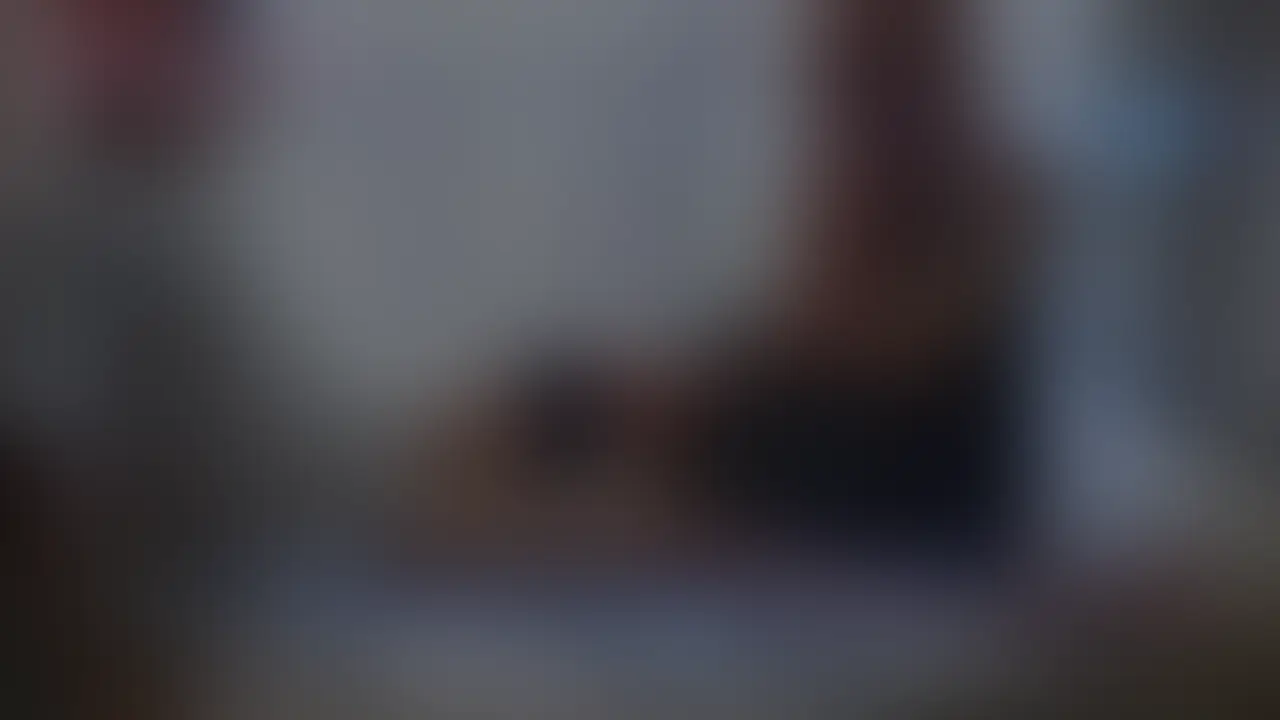 【value】
今回の動画は、実は裏事情アリの撮影です。
⇩⇩詳細はこちらのブログに記載しています。⇩⇩
https://mixhost-premium.com/post-2043/
きっかけは…作業部屋のゴミ箱に捨てられていた「使用済みゴム」。もちろん私とのものじゃありません。問い詰めたら不倫相手は「一人で使った」なんて無理のある言い訳…。有り得ないでしょ。そこから大ゲンカになりました。
私が一番許せないのは「私の知らないところで勝手に他の女とやってる」こと。スワッピング撮影みたいに見せてくれるなら興奮するのに、隠されると怒りしか湧きません。しかも一緒に借りている部屋に連れ込んで…。
正直、パートナー解消も考えています。動画内では、表面上は普段通りに見えるけど、内心はイライラでいっぱいでした。映像を見返すと、自分の目の奥が冷たく見えるのが分かります。
この動画は「仲直りセックスでハッピーエンド」じゃありません。一見は普通のセックス動画…のように見えますが、裏事情を知ったうえで観てもらえれば、張り付いた空気感を感じていただけるかもしれません。 (2/2)