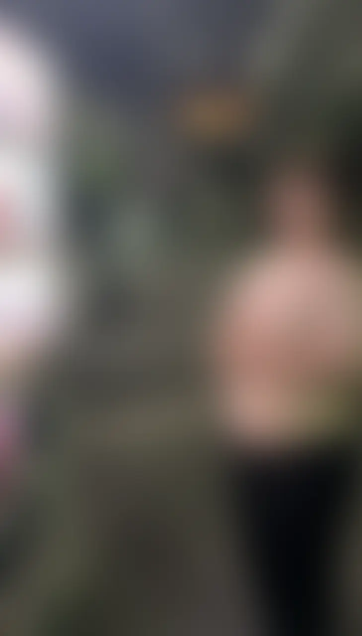 うさこ＆ポンタ【リアル夫婦の性記録】「【深夜の露出散歩】 上半身裸の状態で散歩中に自動販売機の明かりに誘われて撮影して来ました💕 明かりがあるのと音がしちゃうからバレちゃうか心配💕」の投稿サムネイル