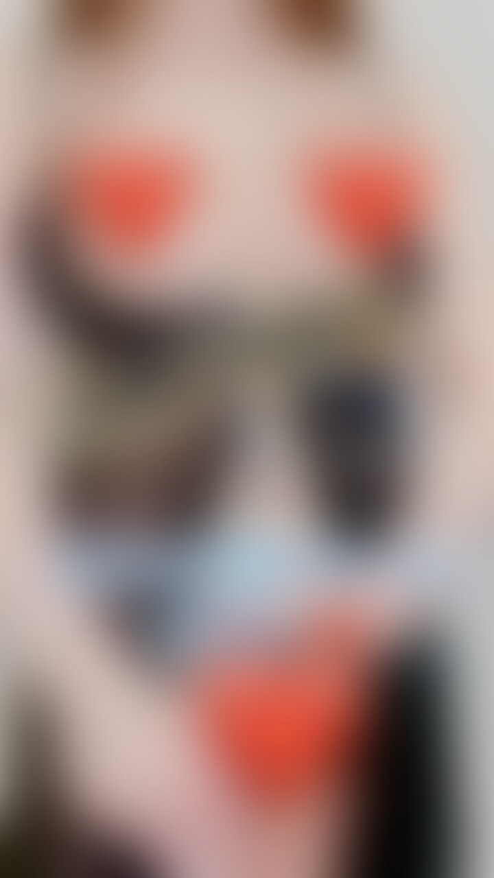 エロコス着てローターオナニーしちゃった😍💦
立ちながらしてたんだけど立ってられなくなっちゃってベッドに移動して、さらにクリちゃんや穴にもズボズボ攻めちゃった/// (2/2)