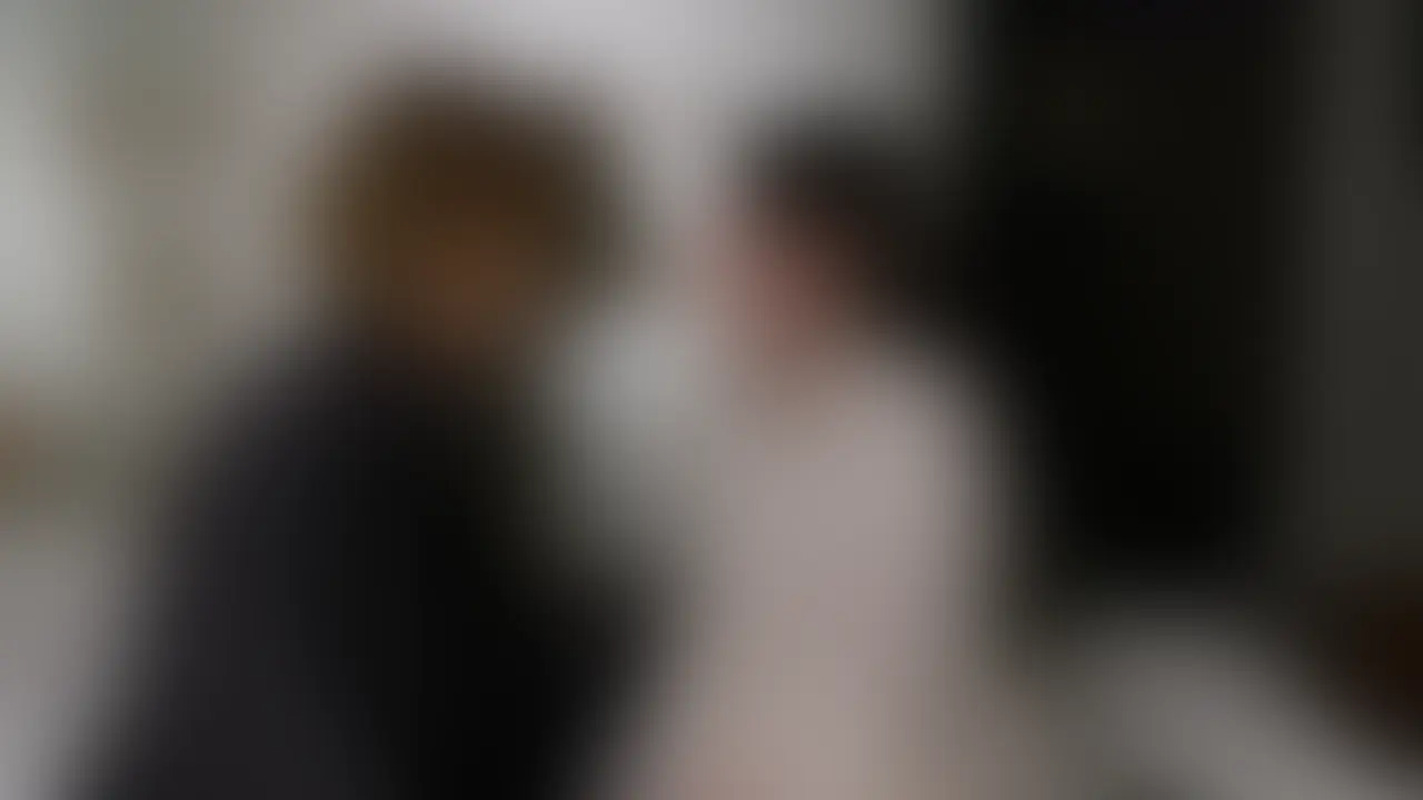 ほぼ顔出し、見られたい元アイドルちゃん中出しハメ撮り
「……ちゃんと、撮れてる?わたしの全部……ちゃんと、見えてる……?」
一度は夢を追い、ステージに立っていた元アイドルちゃん。
清楚で笑顔がまぶしかったあの子が今、ホテルのベッドで脚を震わせながら、カメラ越しの“誰か”に快楽を見せつけてくる。
「だって…見られたいの。隠れてるだけの自分じゃ、もう物足りないの」
自分からパンツをずらして、Gスポットを探すように腰を動かす。
アイドル時代の面影が残るその顔で、何度もイッたあと、
カメラに向かって呟くようにこう言った。
「……中に出してもいいよ。ね、見て……ちゃんと、いっぱい出して……」
イッた直後の顔も、絶え間なくとろける喘ぎ声も、
全部カメラが見つめてるのに──彼女は止まらない。
“元アイドル”だったはずのあの子は、今ここで、“見られることでしか満たされない女”になっていた。 (2/2)