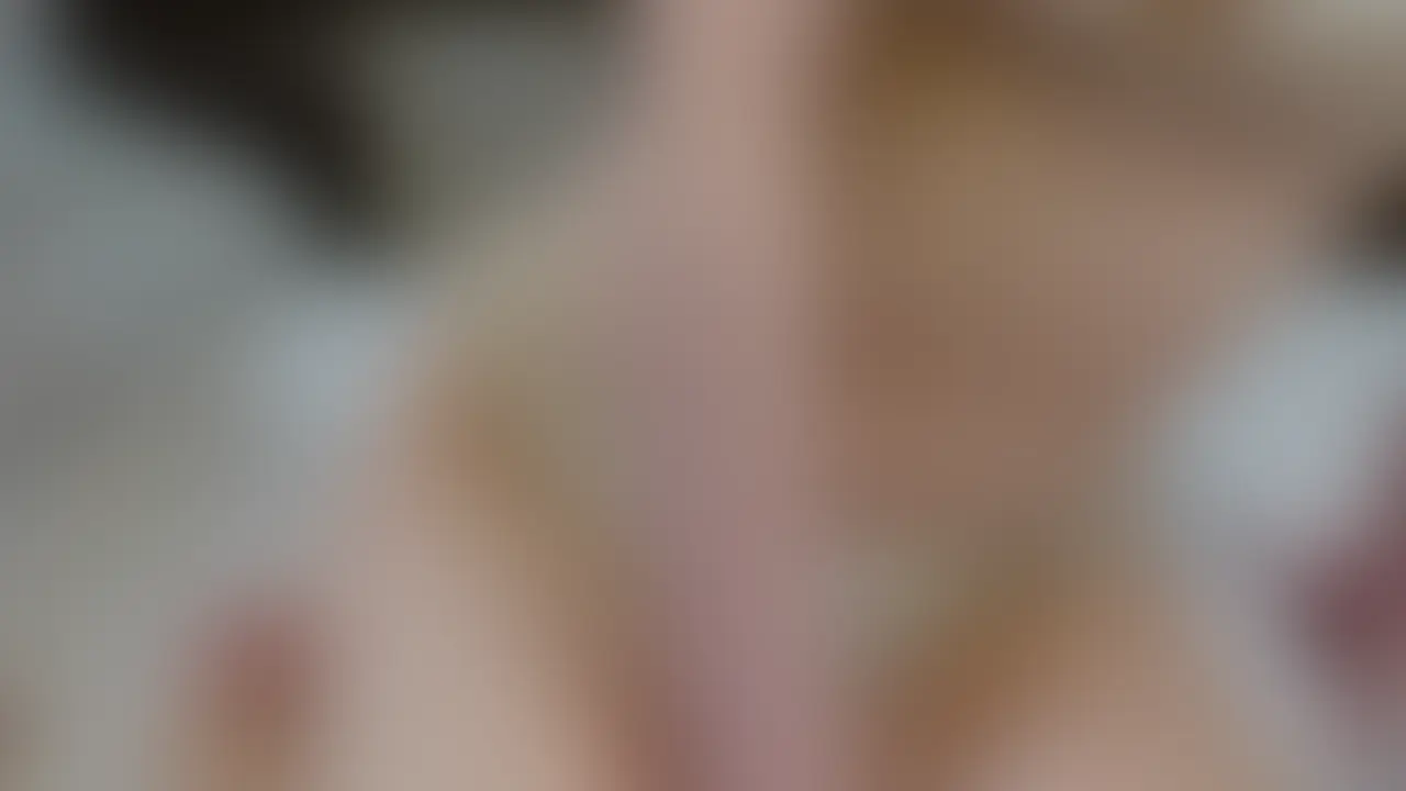 個撮)美巨乳がエロすぎた童顔お姉さん。最後の一滴まで出し切りたくてフェラ手コキをお願いした結果。
天真爛漫な性格でオジ心を鷲掴みにしてくる童顔美女。
透き通るような色白の肌に、たわわに実ったおっぱい。
恵まれ過ぎなガチエロボディは必見。
ノーハンドフェラ、ハメ撮りと既に2発射済。
このカラダを前にラストもう一発、フェラ手コキで抜いてもらいました。
フェラで勃起したチンコをおっぱいに押し当てられ、
チン先を刺激されたシーンは今思い出しても勃起するほどの気持ち良さ。
最後の最後までご奉仕精神たっぷりな彼女のエロさにも注目。 (2/2)