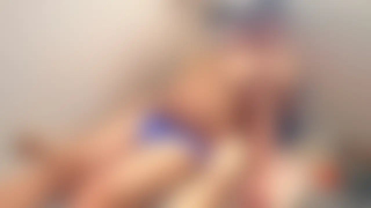 性感マッサージ体験に来た大学生。ビキニパンツを履いて、オイルとローション使って性感マッサージ。乳首責めをして、ロー... sample 1