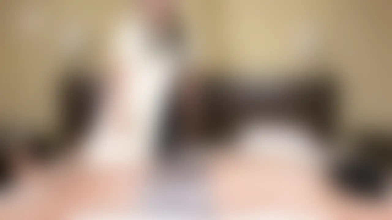 カナ@手袋おねえさんが素手&ゴム手袋で馬乗り顔面騎乗M男くすぐり
手袋フェチのドS痴女のカナおねえさんが、
くすぐり&手コキで脳バグしまくりな永久快感の連続搾精をいたします。
前半ラストを飾るのが、ベッドに移動しての
素手&ゴム手袋でのM男くすぐりです。
ゆっくりと激しいくすぐりが交互に押し寄せる
大爆笑くすぐりプレイとなりました。
カナおねえさんにすっかり弱点を知られてしまったので、
そこを重点的にくすぐられるプレイとなっております。
もちろんくすぐるだけではなく、乳首もしっかりいびります。
特にキョーレツな引っ張りでM男の乳首を伸ばしに伸ばすのです。
これは効果ありまくりでM男も絶叫しておりましたよ。
それから顔面騎乗を施します。ただ無呼吸状態に陥らせるだけではなく、
バウンドさせる顔面騎乗も最高でした。
お尻の柔らかいお肉がM男の顔面でバウンドしまくって
M男も恍惚の表情を浮かべておりましたよ。
「M男は煩悩を持ってる」とのカナおねえさんのお言葉通り、
M男もずっと勃起しっぱなしでした。
素手&ゴム手袋でのM男くすぐりや乳首いびり顔面騎乗を楽しみたい、
そんな手袋フェチF/MくすぐりフェチのM男の貴方だけにオススメです。
1920*1080
19:38
1.37GB
.mp4 (2/2)