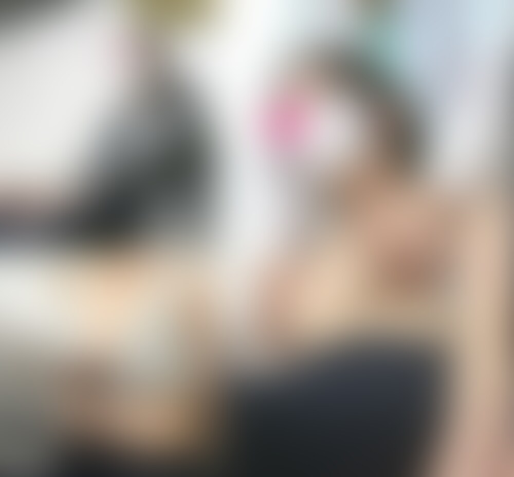 【女医の職権乱用vol.10】卑猥な産後ママの隠された性欲:高木若菜【前編】
髙木さんは当院で出産はされていませんが、
出産時のクリニックでは産後ケアは実施されていなかったとの事で、
こちらに来院されたようです。
産後のママさんは多大なストレスを抱えていますので、
宿泊のケアを薦めております。
私の所感として産後の疲れが出ているように感じていましたので、
入念に彼女の心と身体を休ませるようにプランを組んでおりました。
彼女自身もひしひしと感じておられるのでしょう。
オプションであるアロママッサージも選択しており、
こちらでご用意しているアロマオイルを選んで頂き、
施術に移りました。 (2/2)