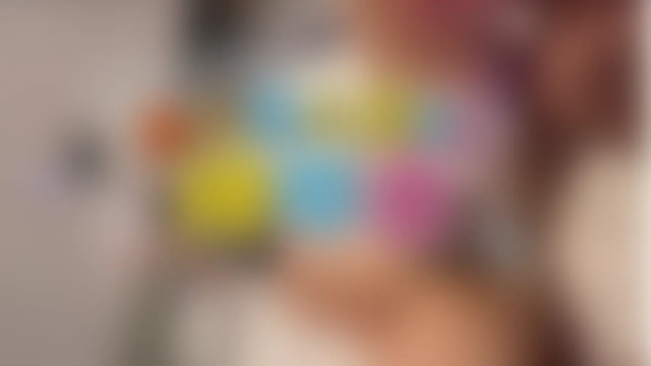 この動画では、
亀頭へのアプローチと前立腺への意識の向け方を、
私自身の目線＝手元がしっかり見える構図で丁寧に収録しました。

「どこに、どう触れているのか」
「なぜその順番なのか」
言葉だけでは伝わりにくい部分を、動きで理解できる内容になっています。

後半は、いつもの “あふあふ兄さん” が駆け込みでドライの締めくくり。
仕上げに向かう過程で、
男性がドライ状態のときにお腹まわりの筋肉がどう反応しているのかも、
とてもわかりやすく確認できます。

また、
「ひとりだと迷ってしまう」
「体勢がしっくりこない」
そんな ドライ迷子さんに向けて、
	•	どんな姿勢が安定しやすいのか
	•	力が入りすぎないポイントはどこか

アナニー時の体勢のヒントも自然に読み取れる構成です。

テクニックを誇張する動画ではなく、
再現しやすさ・観察しやすさ・理解しやすさを大切にしています。

「感覚がわからない」から
「なるほど、こういうことか」へ。

静かだけど、確実に腑に落ちる一本です。 (2/2)