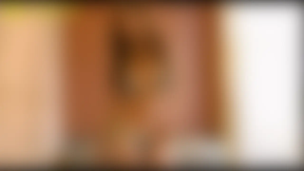 今回は私を何時も撮影してくれるオジさんにお友達を紹介した時の動画です
お友達が全裸からマイクロビキニに着替えてからオジさんのチンポを咥えさせられる様子です! (2/2)