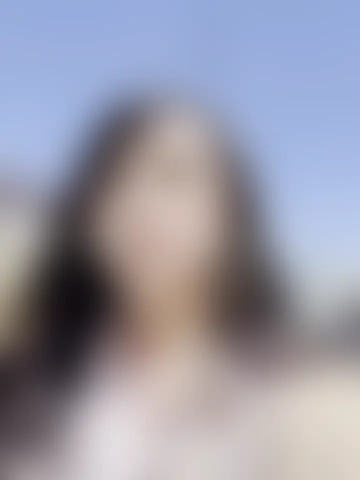 【⚠️大好評につき少しだけ公開延長⚠️(※告知なく終了します)本当にありがとうございます🥲💓】初めて動画を出します。おむつ依存のシングルマザーです。息子のおむつを替えていた私が、今じゃ立場が逆転して息子におむつを替えてもらっています…。
夫とは幼なじみで2歳からずーっと一緒でそのまま結ばれ結婚し、子も授かって幸せの絶頂だった。どんな時も守ってくれて1番信頼していた、大好きだった。そんな夫が私の妊娠中に浮気をしていたことが発覚し、離婚…。幸せの絶頂から一気に地獄へ堕ちた私、、そのショックはあまりにも大きく、食事も喉を通らなくなり、心も身体もボロボロに…さらには、夜お漏らしをしてしまうようになり、毎日シーツを洗う気力もなかったのでおむつを履くようになりました。すると、おむつのフカフカした感触、優しく温かく包み込んでくれるような感じがたまらなく、だんだんおむつに依存していくようになりました…。
夫と離婚して一人で息子を育ててきて、あっという間に息子は18歳に。息子は明るく優しくて友達も多い、私のおむつのこともいつも気にしてくれて、おむつ替えようか?と言ってくれるのでいつも甘えてしまいます。息子の優しい眼差しとクシャッとした優しい笑顔、おむつを替えるたび触れる手の温かさになぜかドキドキしてしまって…
こんなこと息子に想うなんて、ダメだと心に蓋をしてきたけどある日息子に…「母さん、好き…付き合って」と言われ、私達は親子の関係を超えてしまいました…。
こんなこと、リアルの世界じゃもちろん誰にも言えませんが…私たちのことをもっと知って欲しくて、動画を出すことにしました。歪んだ関係かもしれませんが…応援してくれたら嬉しいです…!!🥲 (2/2)