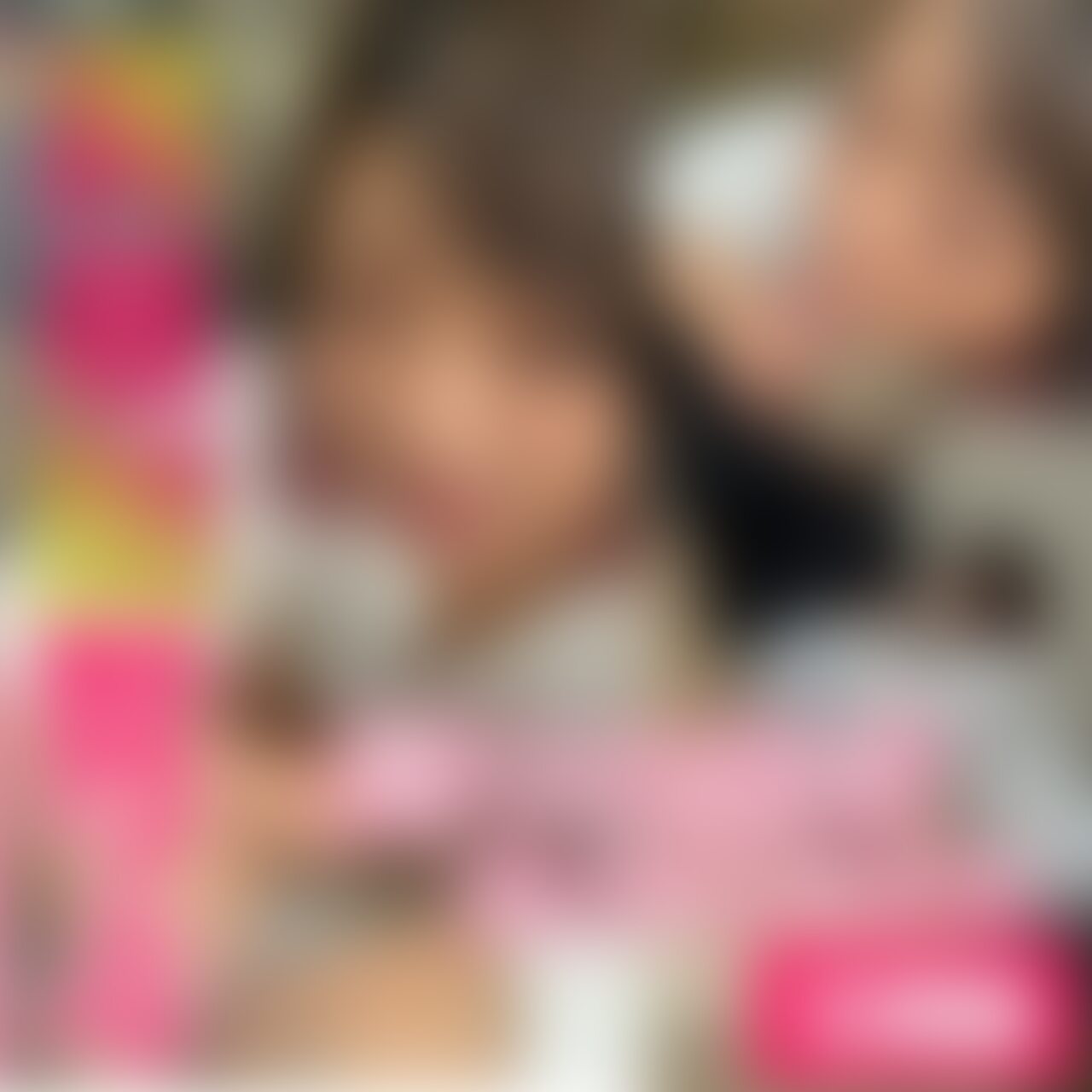 真昼間の野外、玄関前にて
ここでしてあげようか?今してあげるよ?笑
の、私の悪ノリに
いいよってチンチンをふくらませる「チンチン君」
内心まじかぁ
流石にやばくない?
四方八方、家に囲まれてるんだけど…
ま、いいか🎶
ってな感じでスタートです笑♡♡あー人歩いてるやん (2/2)