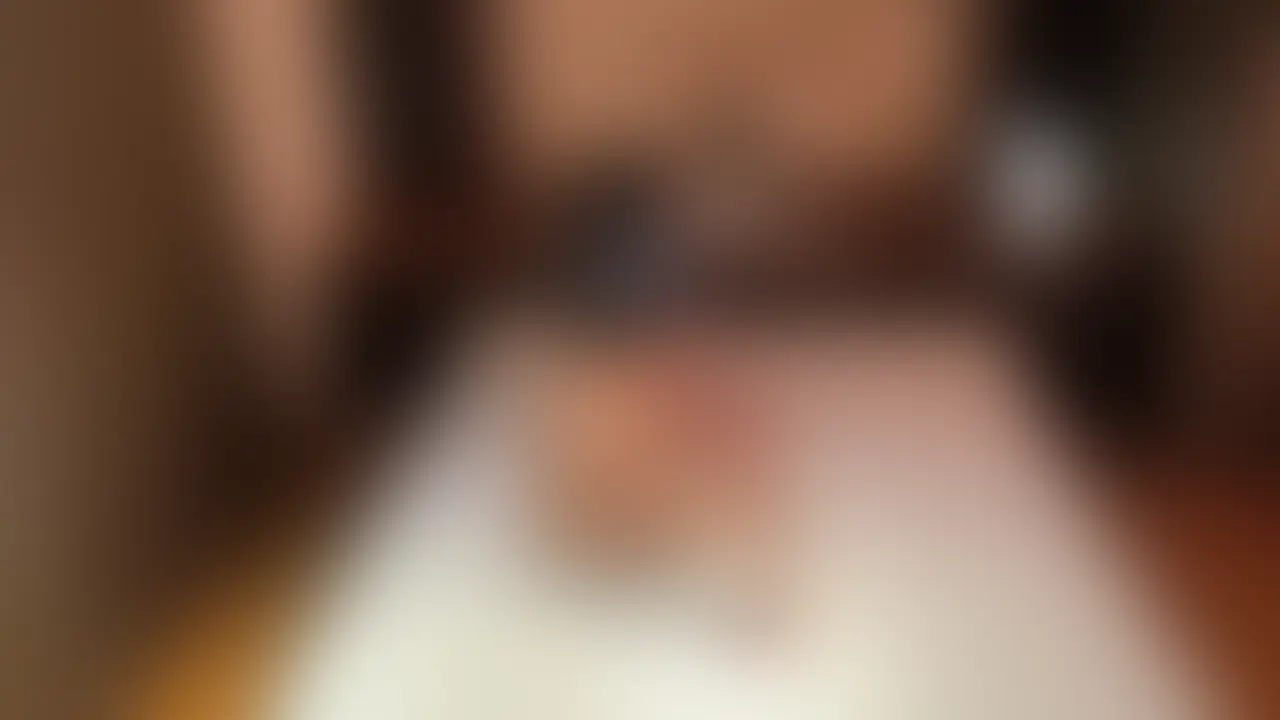 プラチナプラン加入者限定動画035
足元からのアングル
【過去動画再アップ】
それは、とあるDMから始まりました。
「◯月でメンズエステを引退します。私の集大成を動画に撮っていただくのは可能でしょうか?」
まなみさんと名乗るセラピストさんと
まずは面談を行うこととなり、とある地方へ向かいました。
マスクごしに見ても色っぽさが伝わってくるまなみさん。
これまでの施術の内容をお聞きしたところ、オーソドックスなメンズエステから
風俗エステ、そしてソープ的なお店まで多岐に渡るとのこと。
撮影は今回1回きり、ということで
それらのいいとこどりを取り入れたスペシャルコースを収録することとなりました。
詳細は本編にてご覧ください。 (2/2)