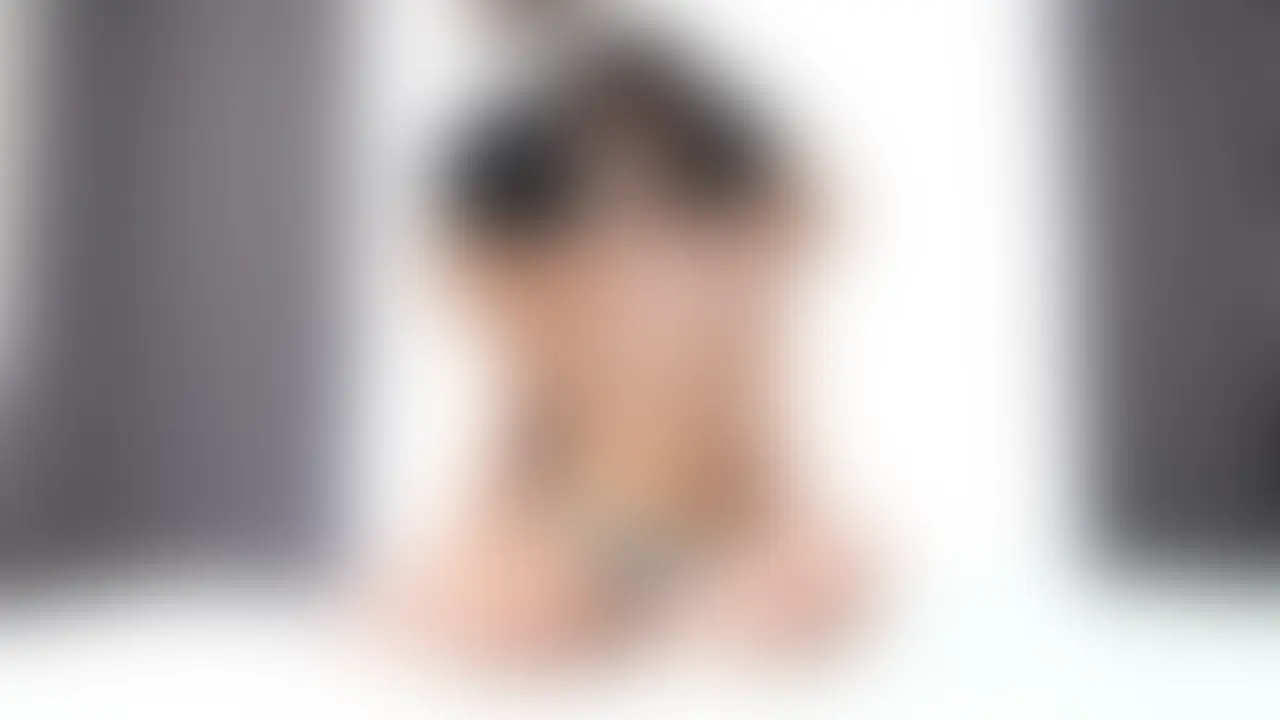 乳首イキする美少女JDダンサー 🔞まつりかちゃん19歳🔞セクハラオイルマッサージ編

名前:まつりか
年齢:19歳
職業:女子大生＆ダンサー
体型:スレンダーBカップ
身長:153cm
血液型:B型
出身地:和歌山県
少し気が強く見える小悪魔っぽい現役女子大生です。
ルックスも歴代で最上級ですし、
黒髪ロングでサラサラの髪がドキっとさせてくれます。
今はダンスに夢中で将来はダンスの先生を目指しているようです。
明るくてノリが良い子でしたが、
初めての乳首責めに緊張とあどけなさが入り混じった反応を見せ、
感じ始めると一気に敏感に反応し、まさかの乳首イキ。
そのギャップがとても魅力的でした。
X（旧Twitter）からDMで応募してきてくれました。 (2/2)