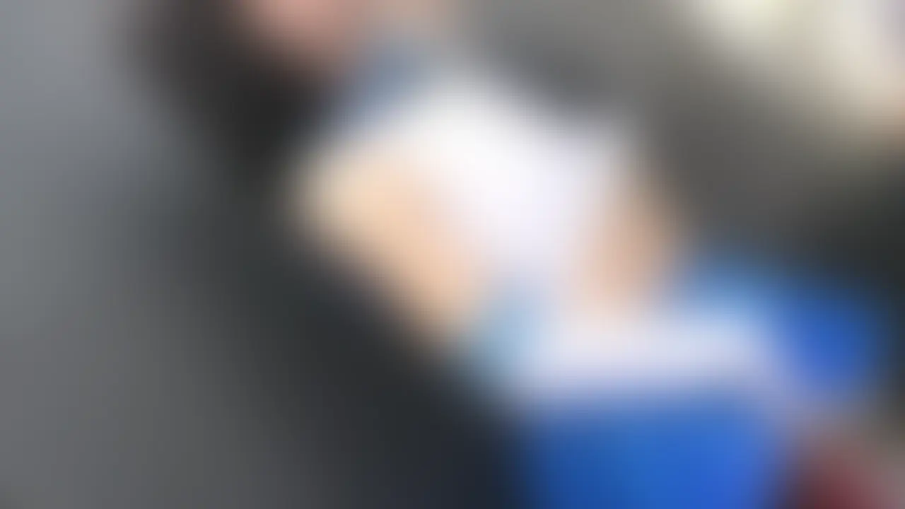 令和アクションカメラ!激写ハプニング14「最新炎上映像★S級レイヤー、自分の男を現場に呼び愛撫ショー展開!」
大型コスプレイベントで有名レイヤーMちゃん撮影時の炎上現場をお届けいたします。
かなりレベルの高いレイヤーさんでXフォロワー数23000人の実力派!
彼女の事前予告のポストに「あっと驚くサプライズあり」と書き込まれてましたが・・・
島風で通常の撮影だったんですが、なんか怪しい男が乱入、彼女をまさぐります。
これあとでしったんですが、Mちゃんの男(彼氏ではないらしい)のシコミ。
とはいえ、トッププレイヤーが変態装う男に弄られる様子はエロすぎます。
陰毛も露わになり、密度も、生えてる範囲もひろくまさにジャングルマン毛。
夏の熱気で蒸れたあそこを荒々しく手マンされます。
この一連の行為は彼女の性癖らしく、むちゃくちゃにされる痴態を衆前に見られたい変態願望だったんです。その性癖具合も我々変態女ファンには充分な刺激物ですよね。
あのレイヤーのヌードを見られた衝撃、そしてAVの撮影現場のような激しい愛撫に耐える様子もカメコも固唾を飲んでみまもるほどの迫真のショーでした。
分数10分04秒
映像サイズ 1920×1080 (2/2)