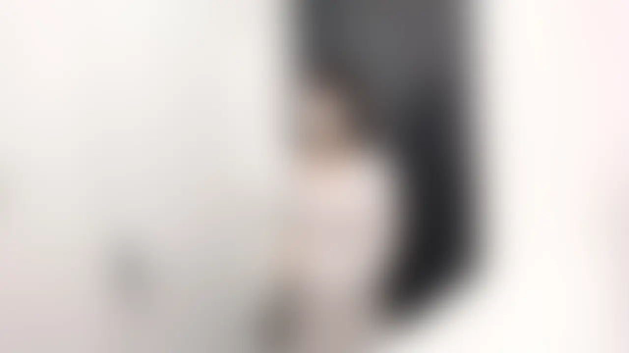 青髪メッシュの美容師の卵。オッパイ丸出しポージングからパンツ見せ、そして使用済みパンティ買取

ネット掲示板に張り付き、新規の女性を招きました。
今回の女性は小柄で、可愛らしさのほかに、サブカル要素がありました。

青い髪が似合う美容師の卵さん。

玄関まで招いて、その場で買い取りました。
最初から不信感MAXで、エロ要求が通るか不安でしたが、

結論から言うと美乳見せ、それからパンチラ見せ（フロント、バック、ローアングル）
更に乳首触りまでさせてもらいました。。

オドオドした感じが最高にしびれます。

本能的にコチラを察したのか、気持ち悪いものを見るような目つきでは
あるものの、要求や要望を聞いてくれて、

スカートを捲ってもらってのフロント確認で薄ピンクのパンティを撮らせてもらい、
バックでもズームなどを撮影。

更に下に潜り込んで食い込みを撮影。

美しい形のオッパイも撮影からお触りまでさせてもらい、

最後にパンツと一緒にピースをして記念撮影をし、お帰りいただきました。

是非ご覧ください。


#素人#OL #個人撮影 #おっぱい #美女 #痴女 #フェチ #女子大生 #おしり #日本人 #清楚 #セクシー #パンチラ#パイパン (2/2)
